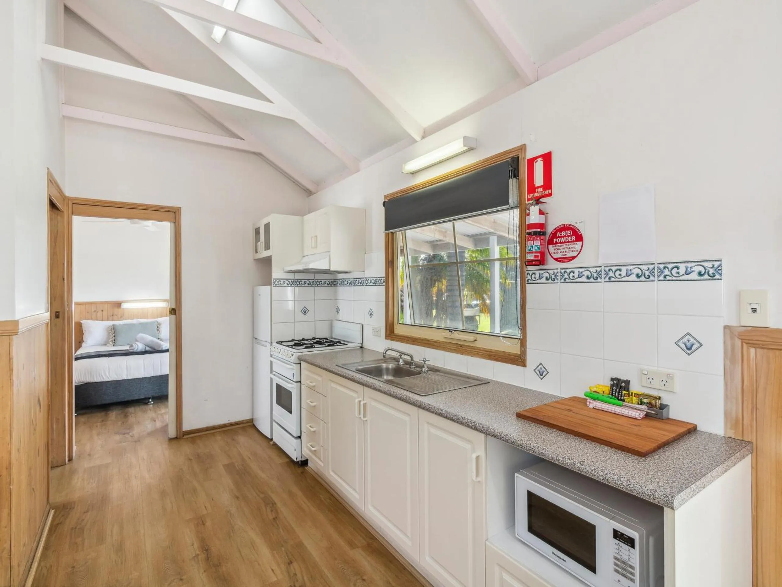 Kitchen or kitchenette, Bed in Batemans Bay Marina Resort