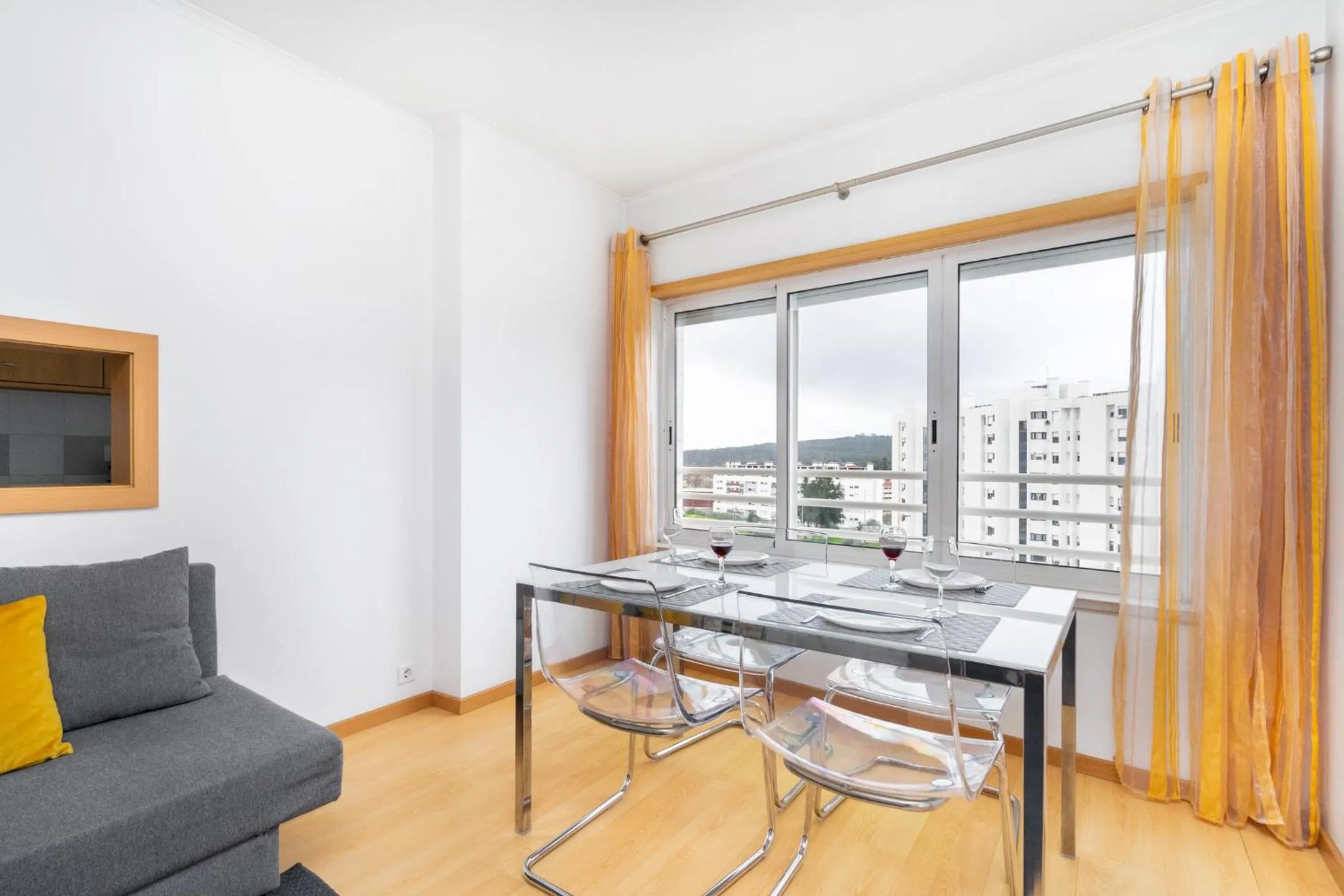 Dining area in Lisboa, Cidade, Elegant Apartment with Air Cond, Free WIFI and Near Metro, by IG