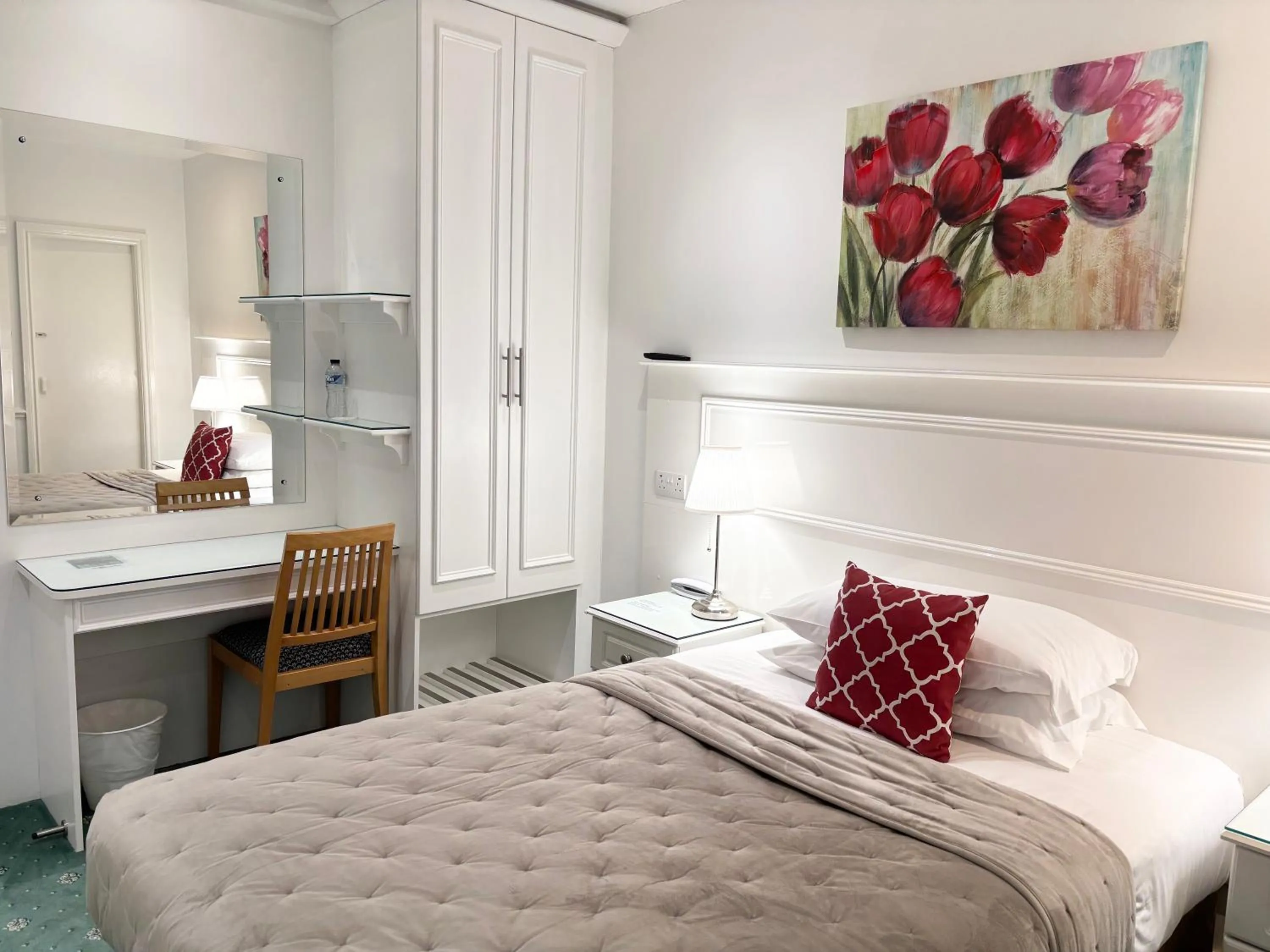 Bedroom, Bed in Dergvale Hotel