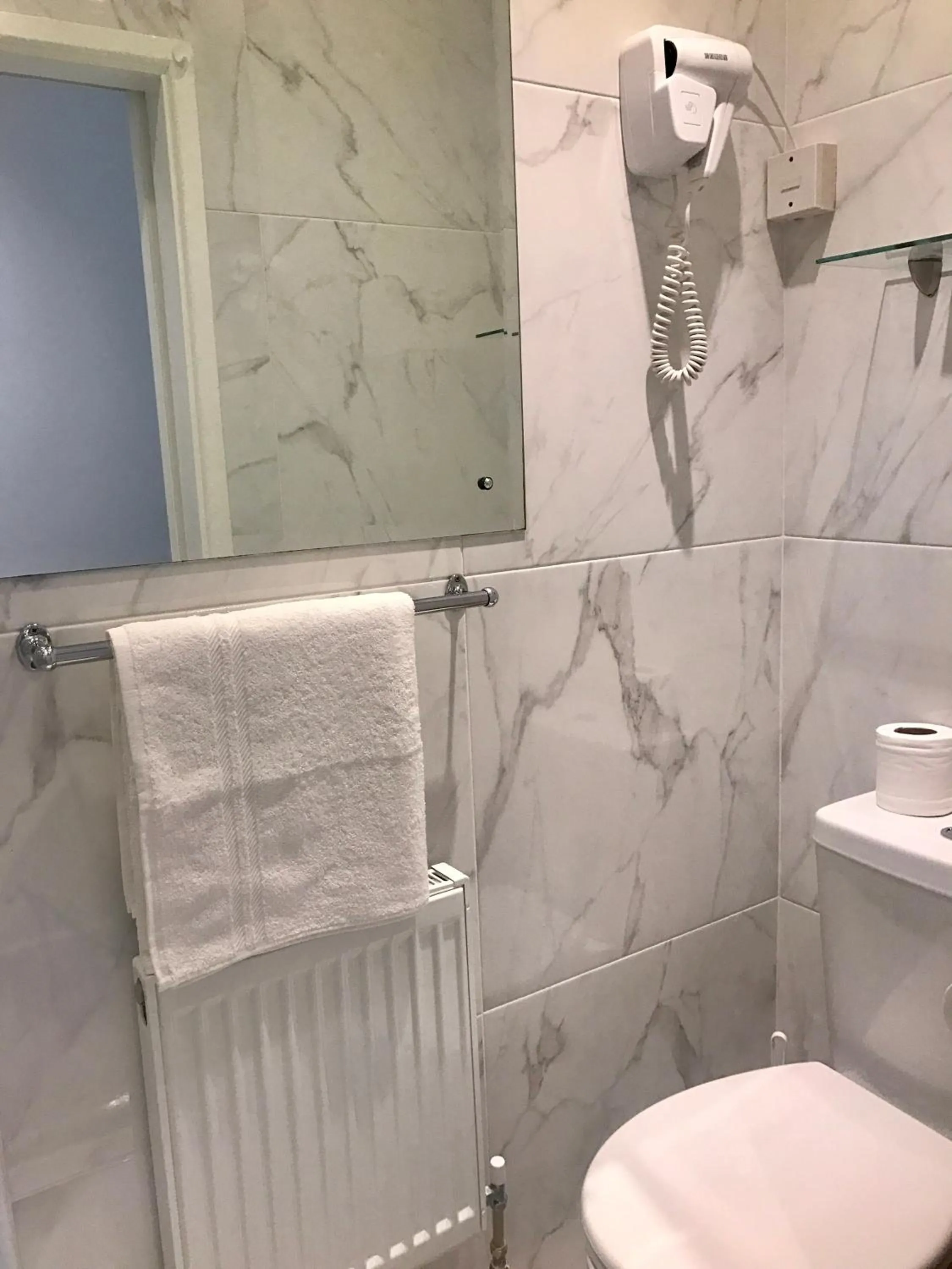 Bathroom in Dergvale Hotel