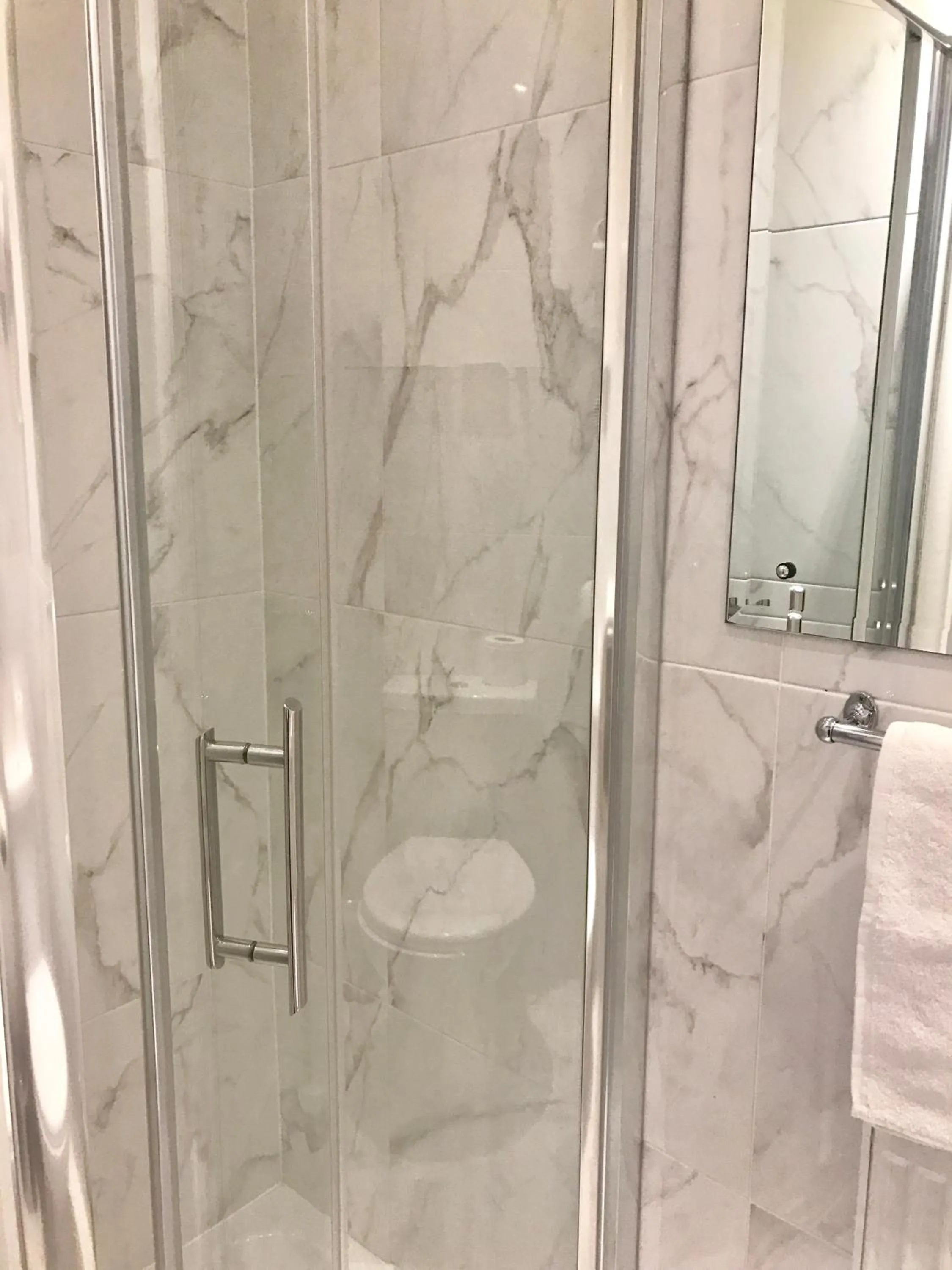 Bathroom in Dergvale Hotel