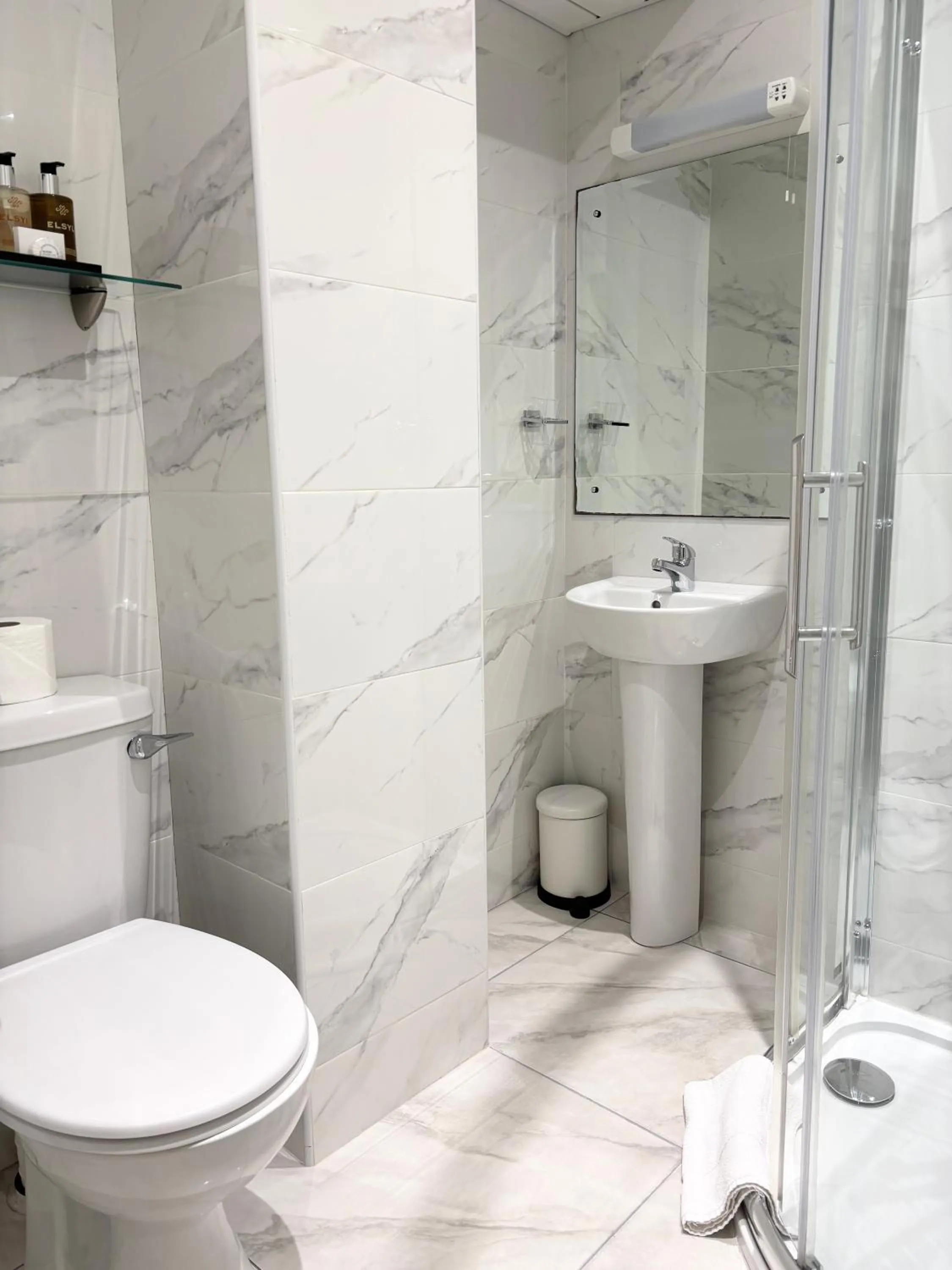 Bathroom in Dergvale Hotel