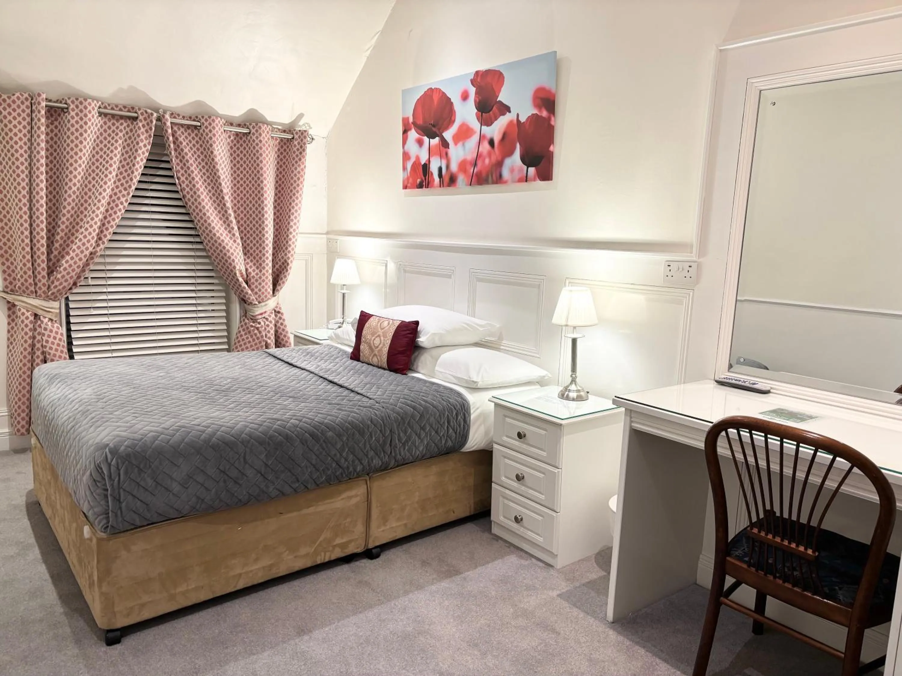 Bedroom, Bed in Dergvale Hotel