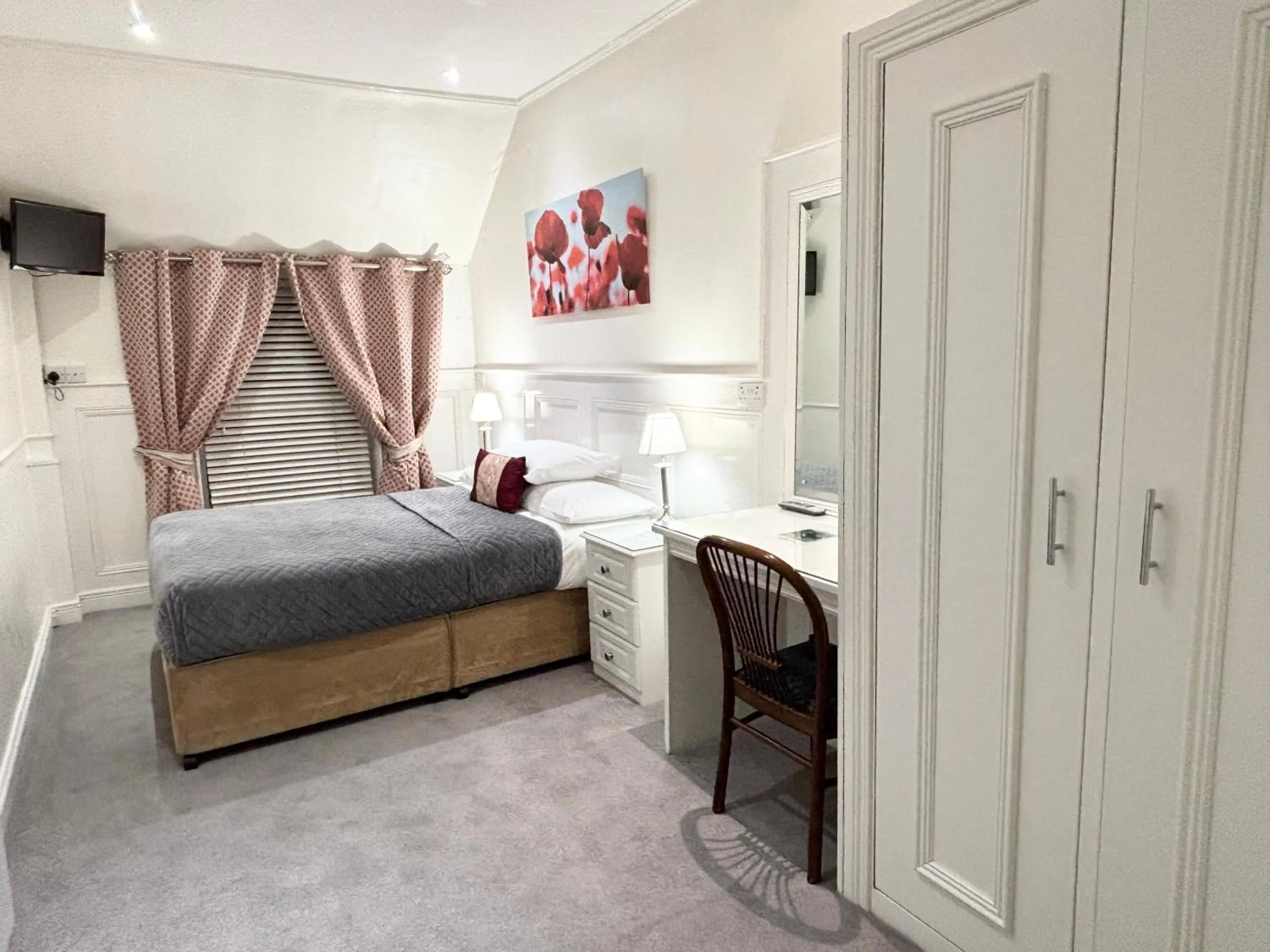 Bedroom, Bed in Dergvale Hotel