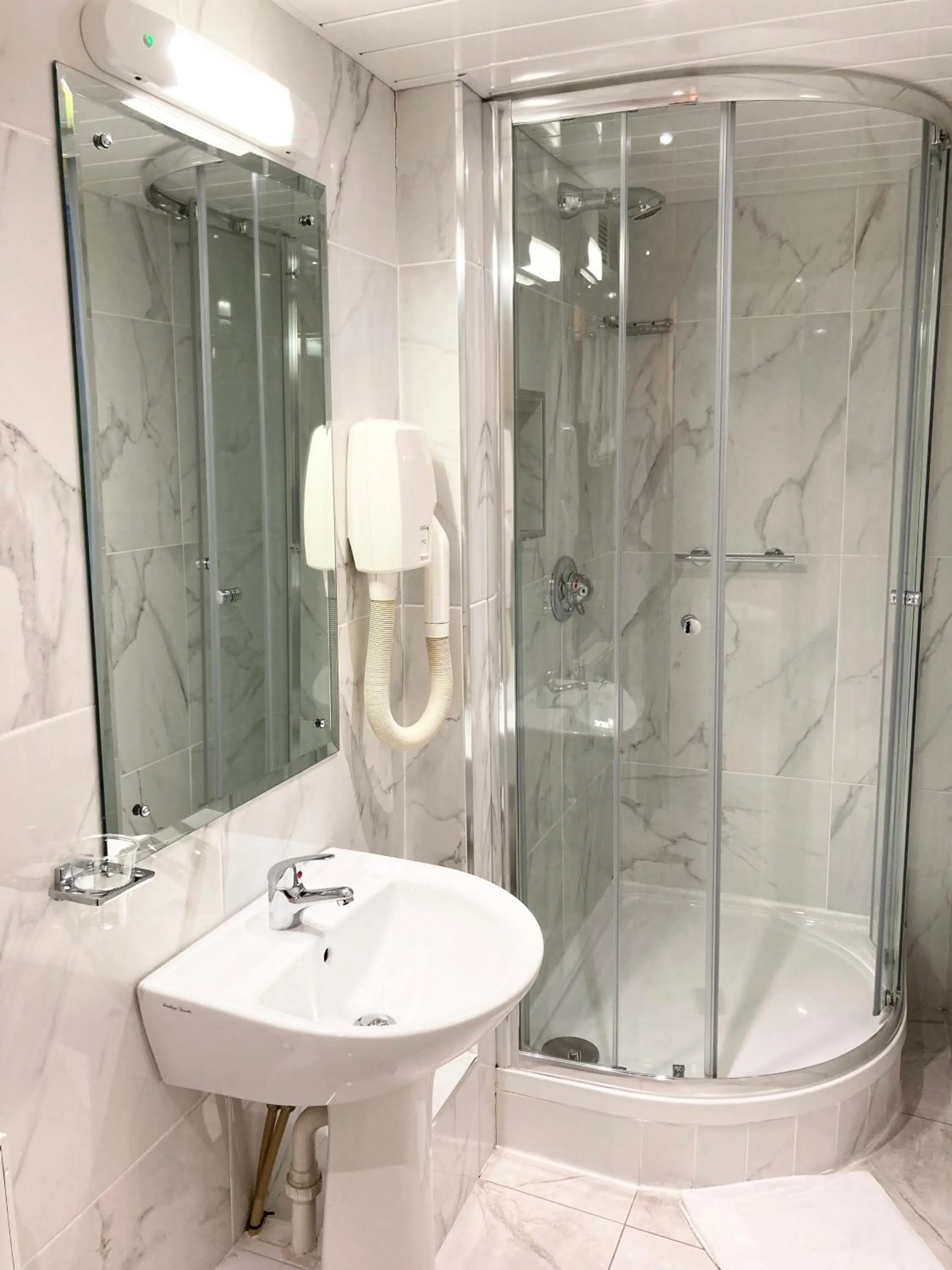 Bathroom in Dergvale Hotel