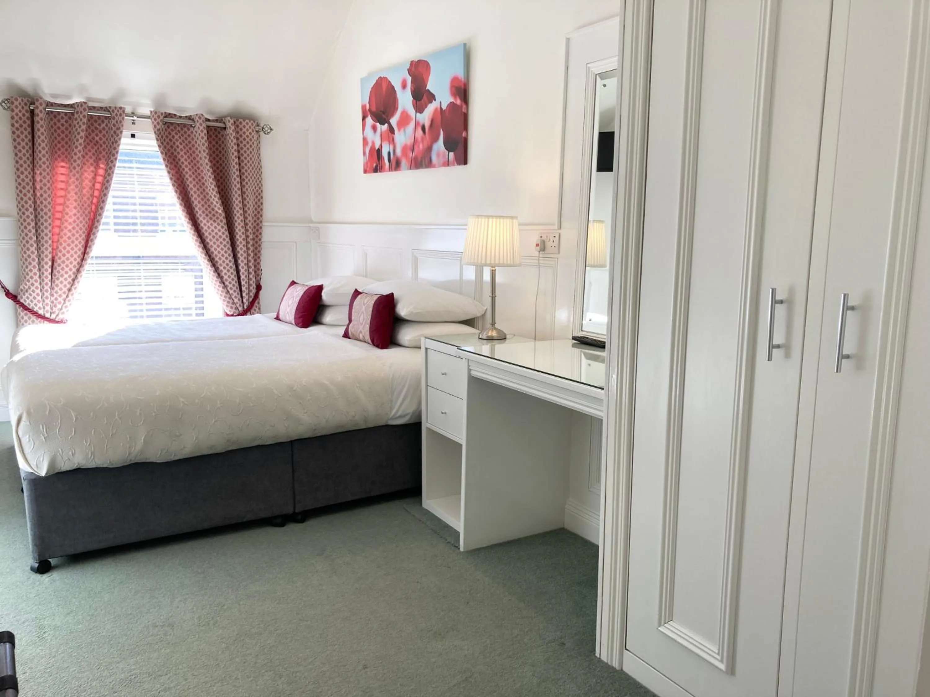 Bedroom, Bed in Dergvale Hotel