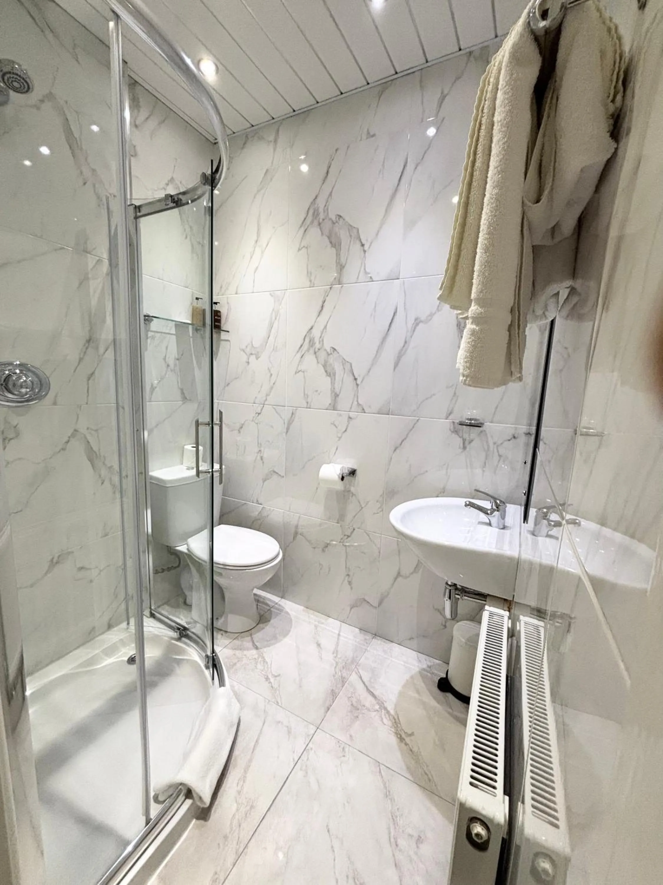 Bathroom in Dergvale Hotel