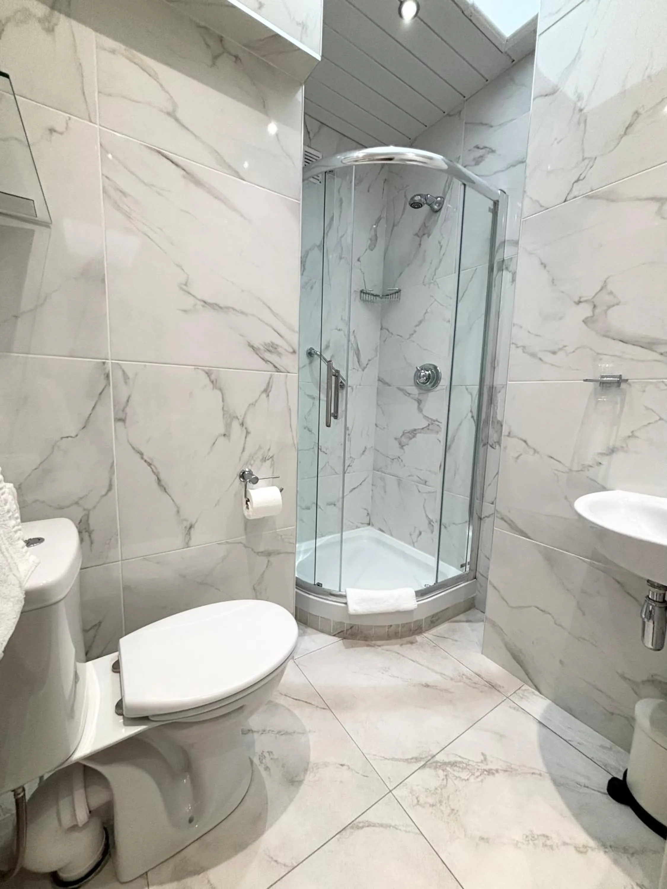 Bathroom in Dergvale Hotel