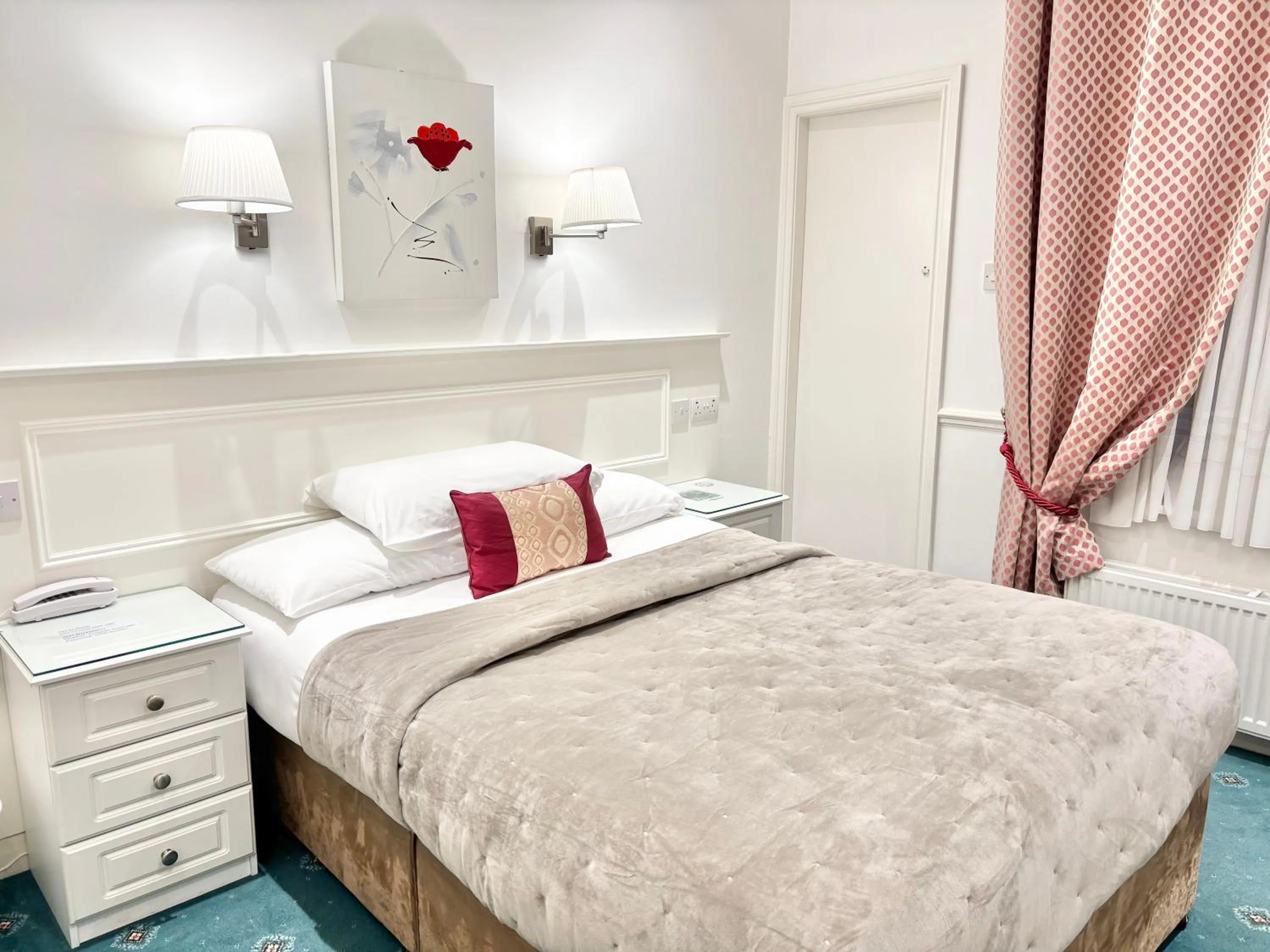 Bedroom, Bed in Dergvale Hotel