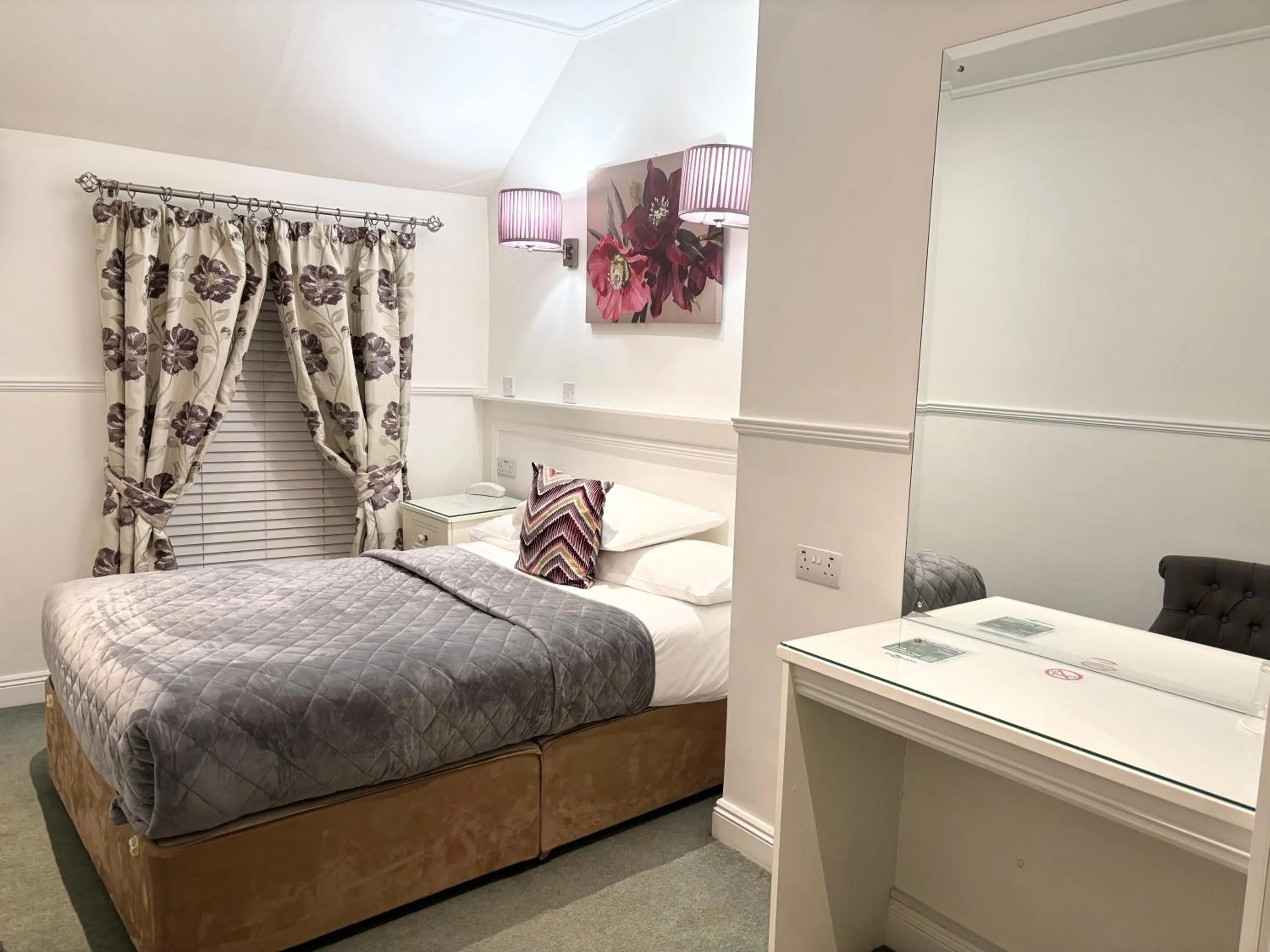 Bedroom, Bed in Dergvale Hotel