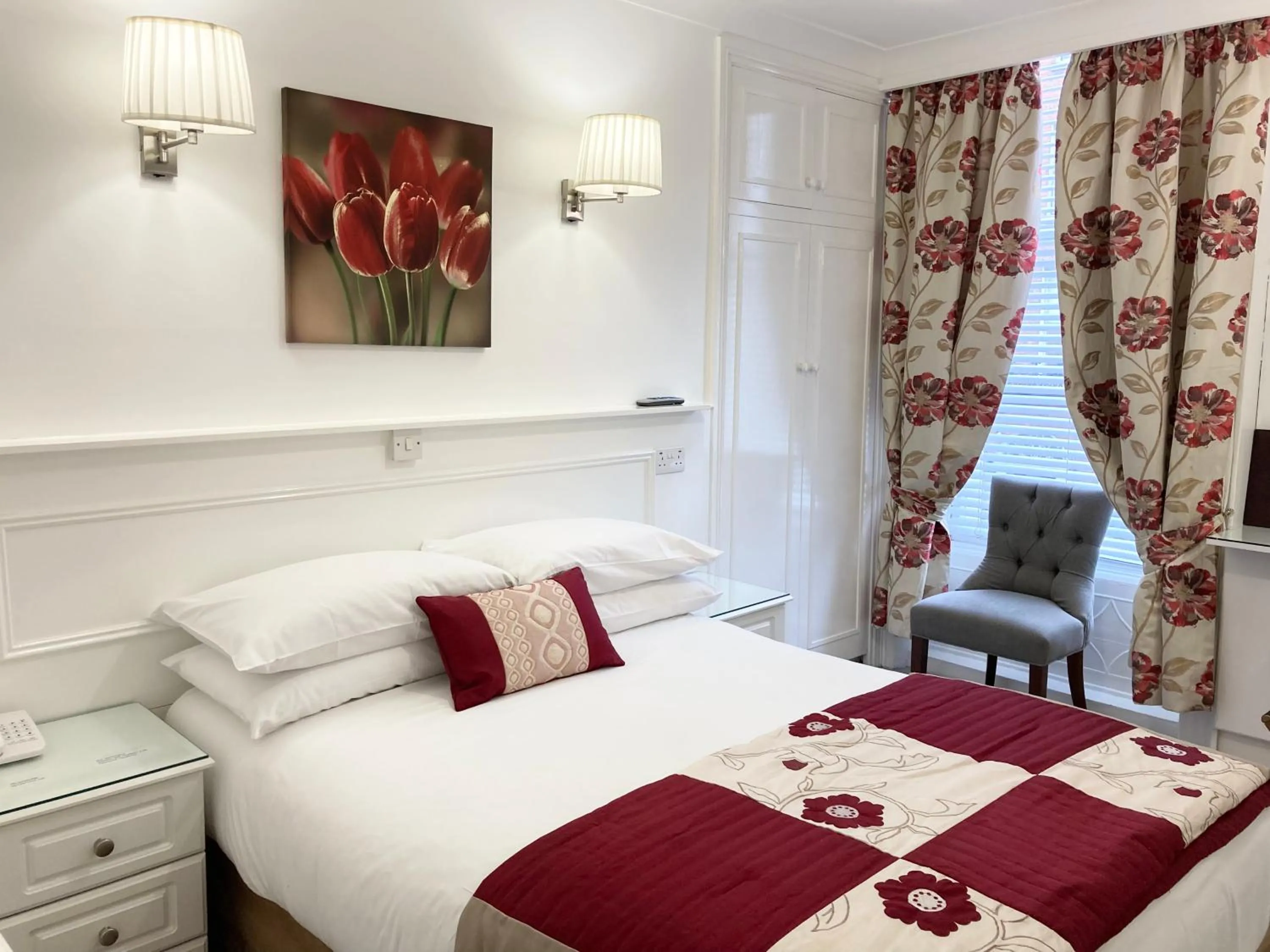 Bedroom, Bed in Dergvale Hotel