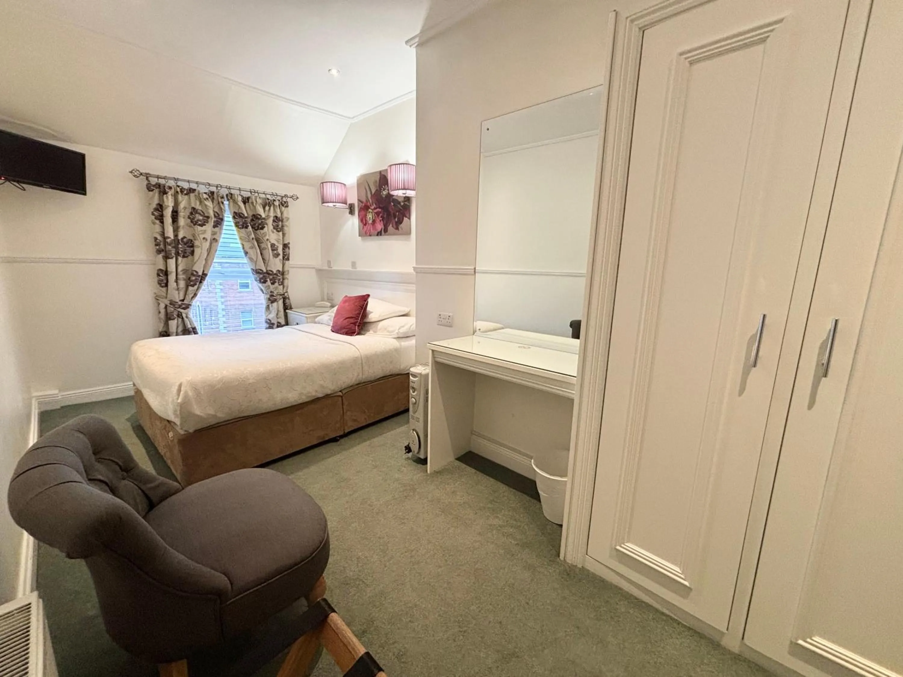 Bedroom, Bed in Dergvale Hotel