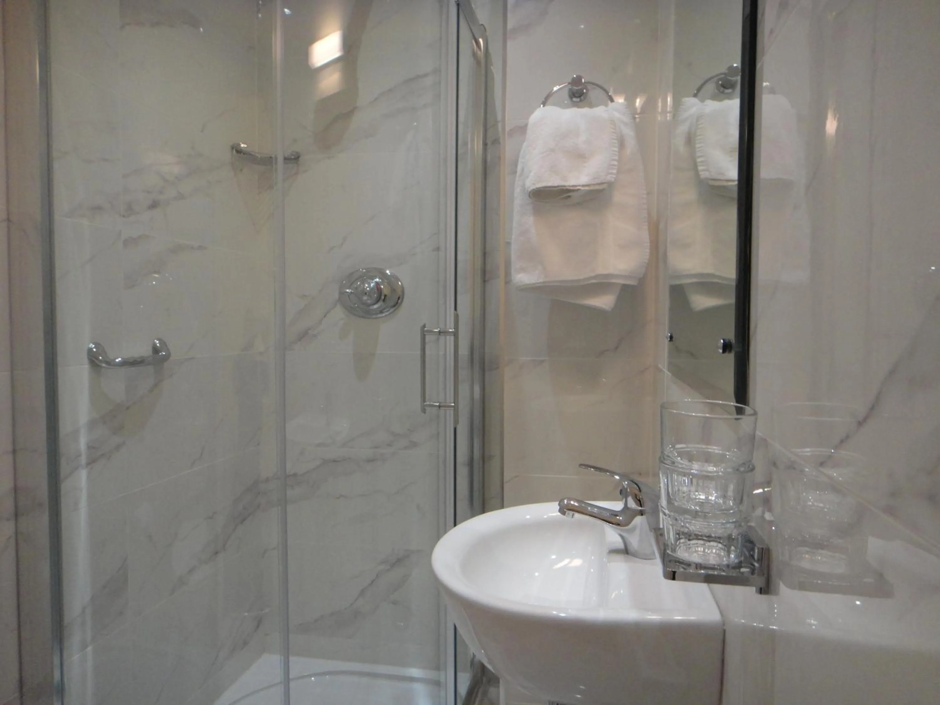 Bathroom in Dergvale Hotel