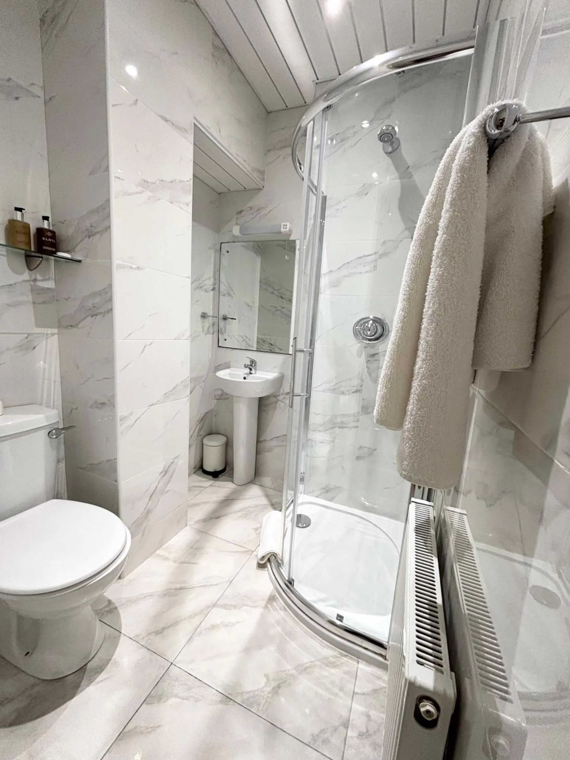 Bathroom in Dergvale Hotel