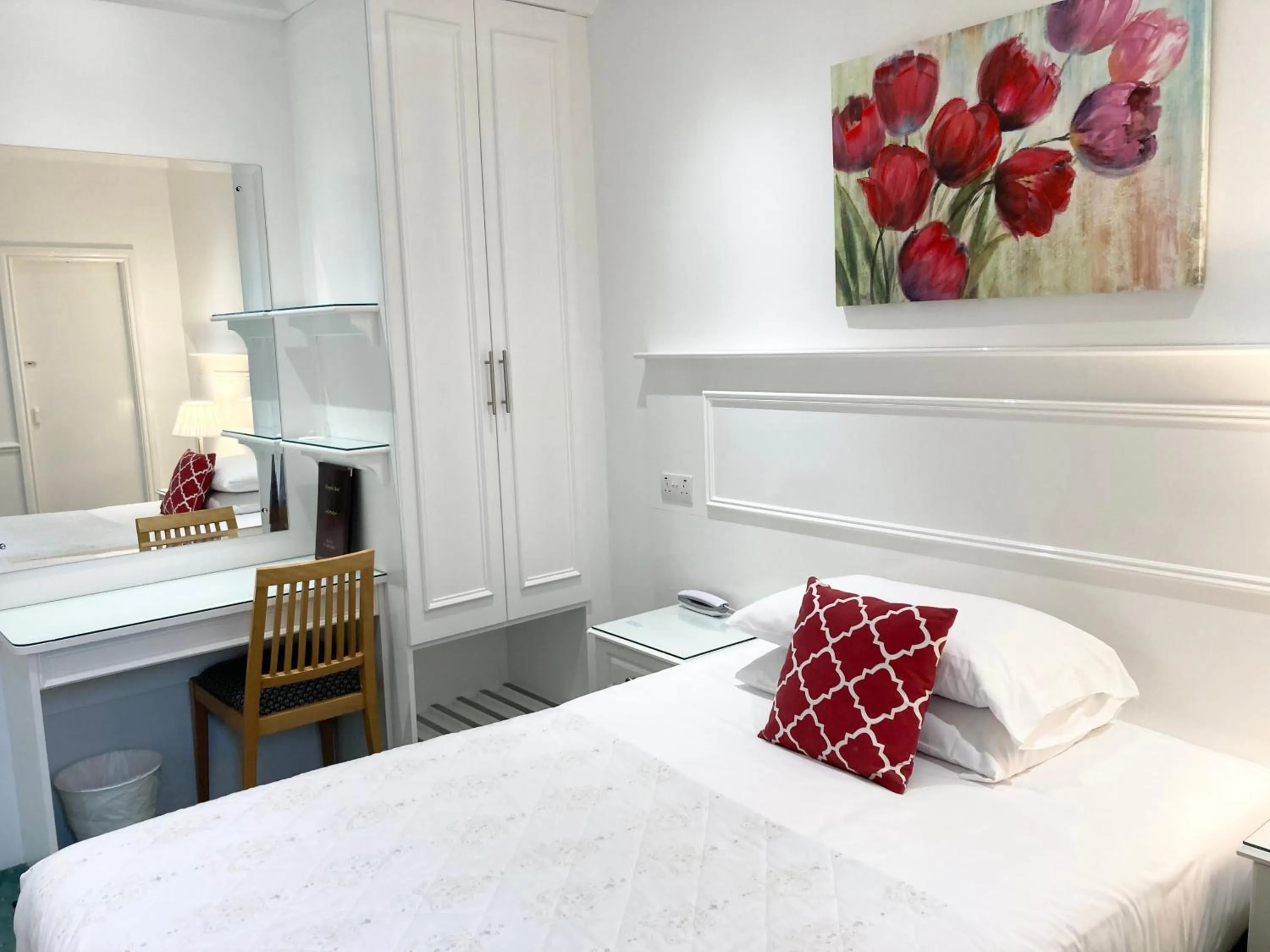 Bedroom, Bed in Dergvale Hotel