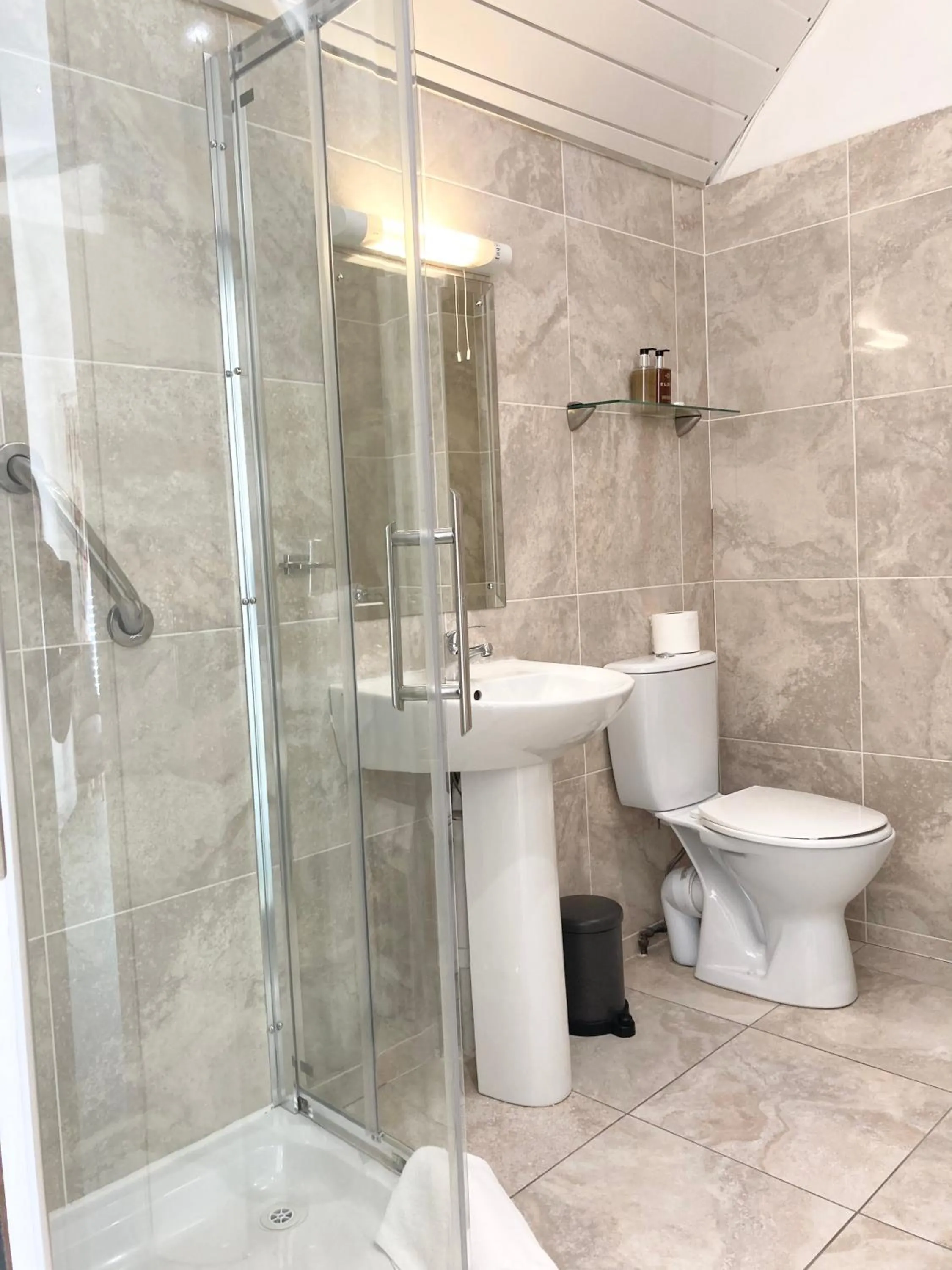 Bathroom in Dergvale Hotel