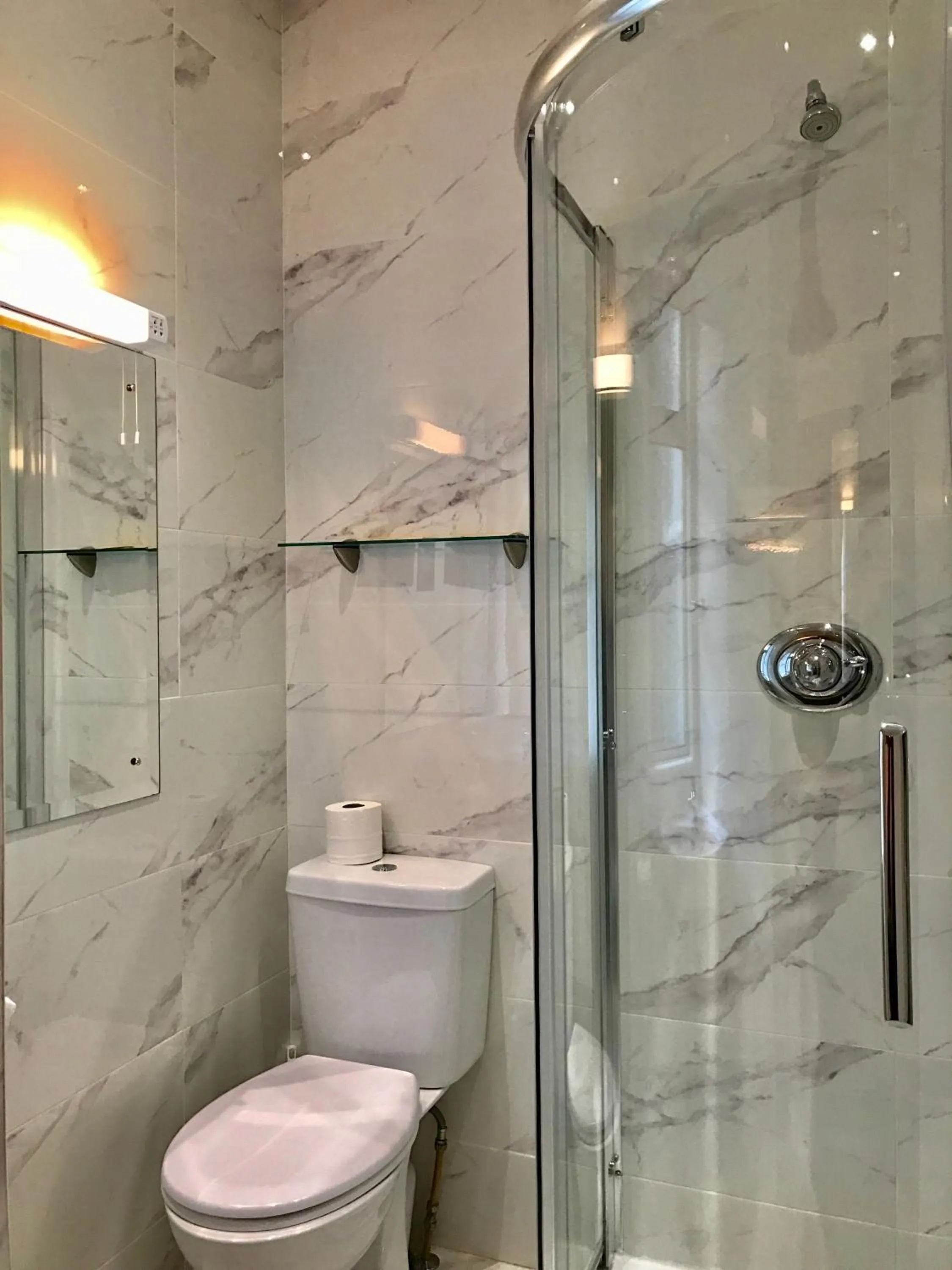 Bedroom in Dergvale Hotel