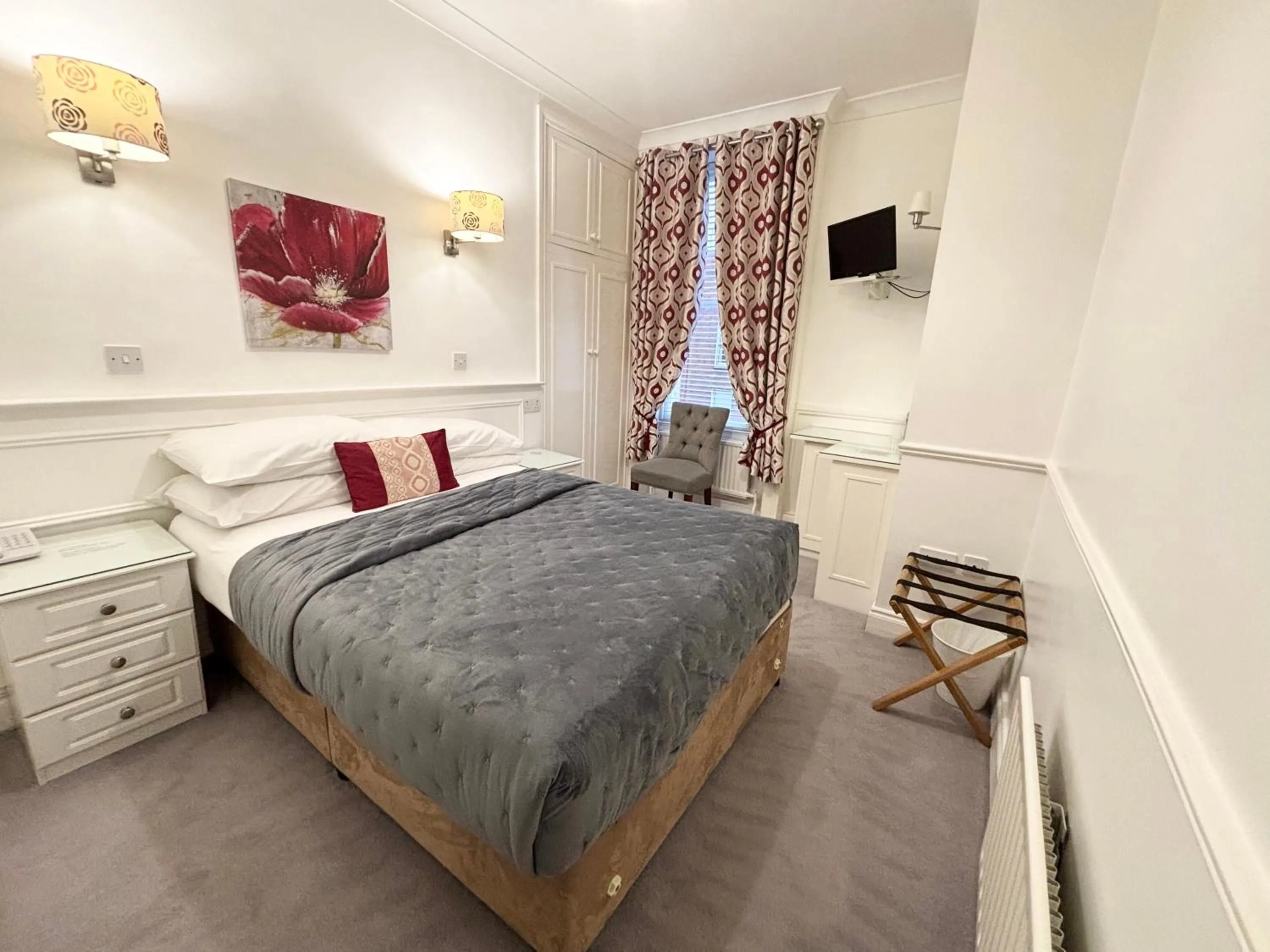 Bedroom, Bed in Dergvale Hotel