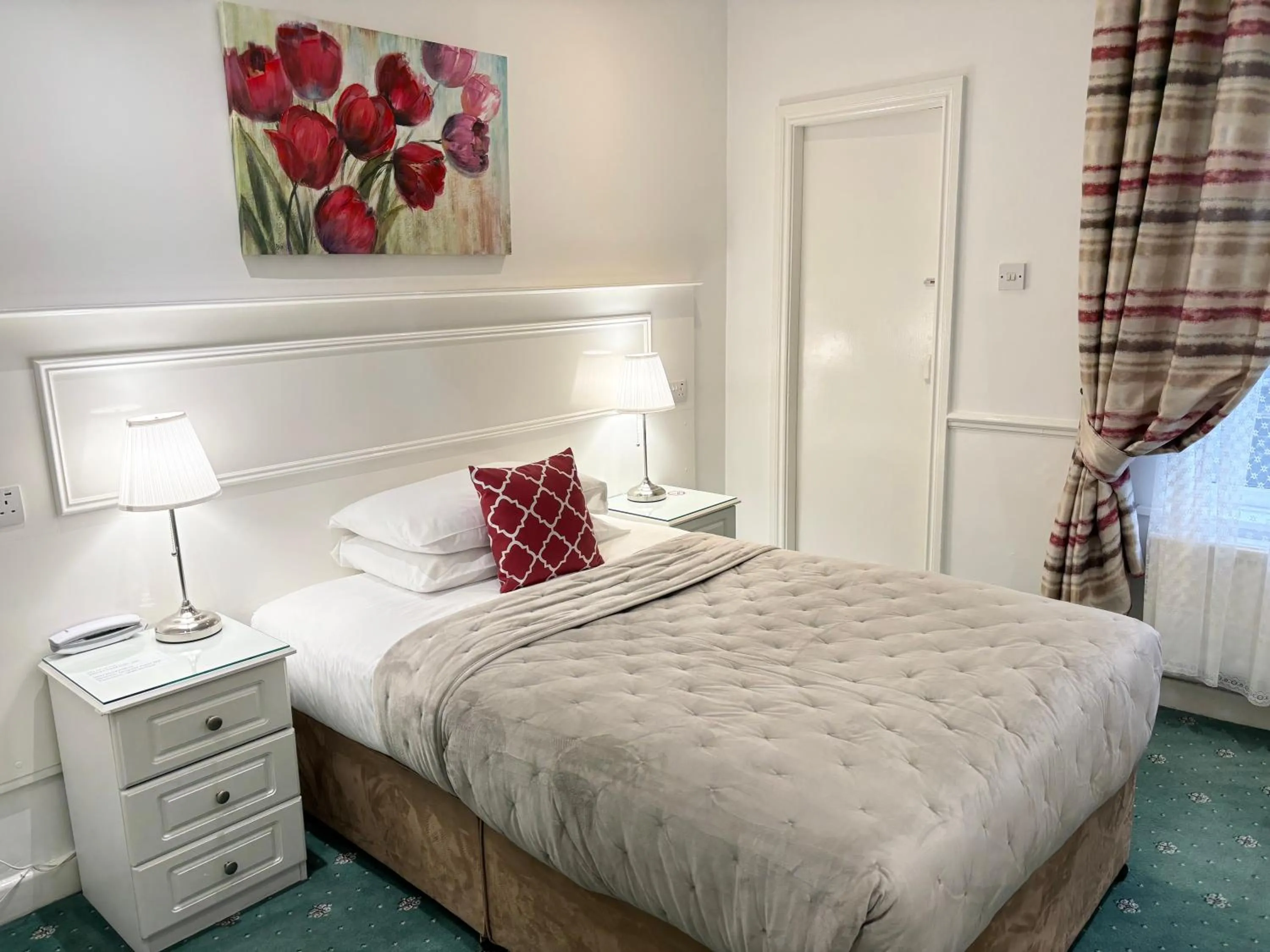 Bedroom, Bed in Dergvale Hotel