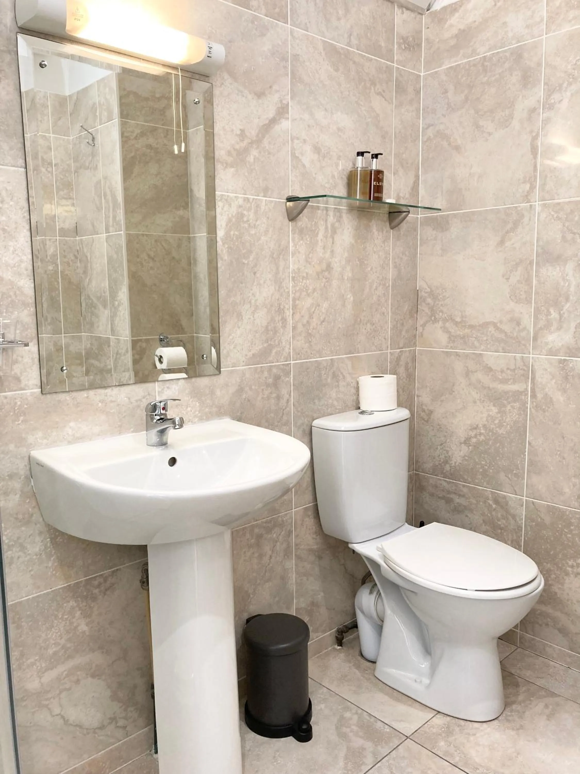 Bathroom in Dergvale Hotel