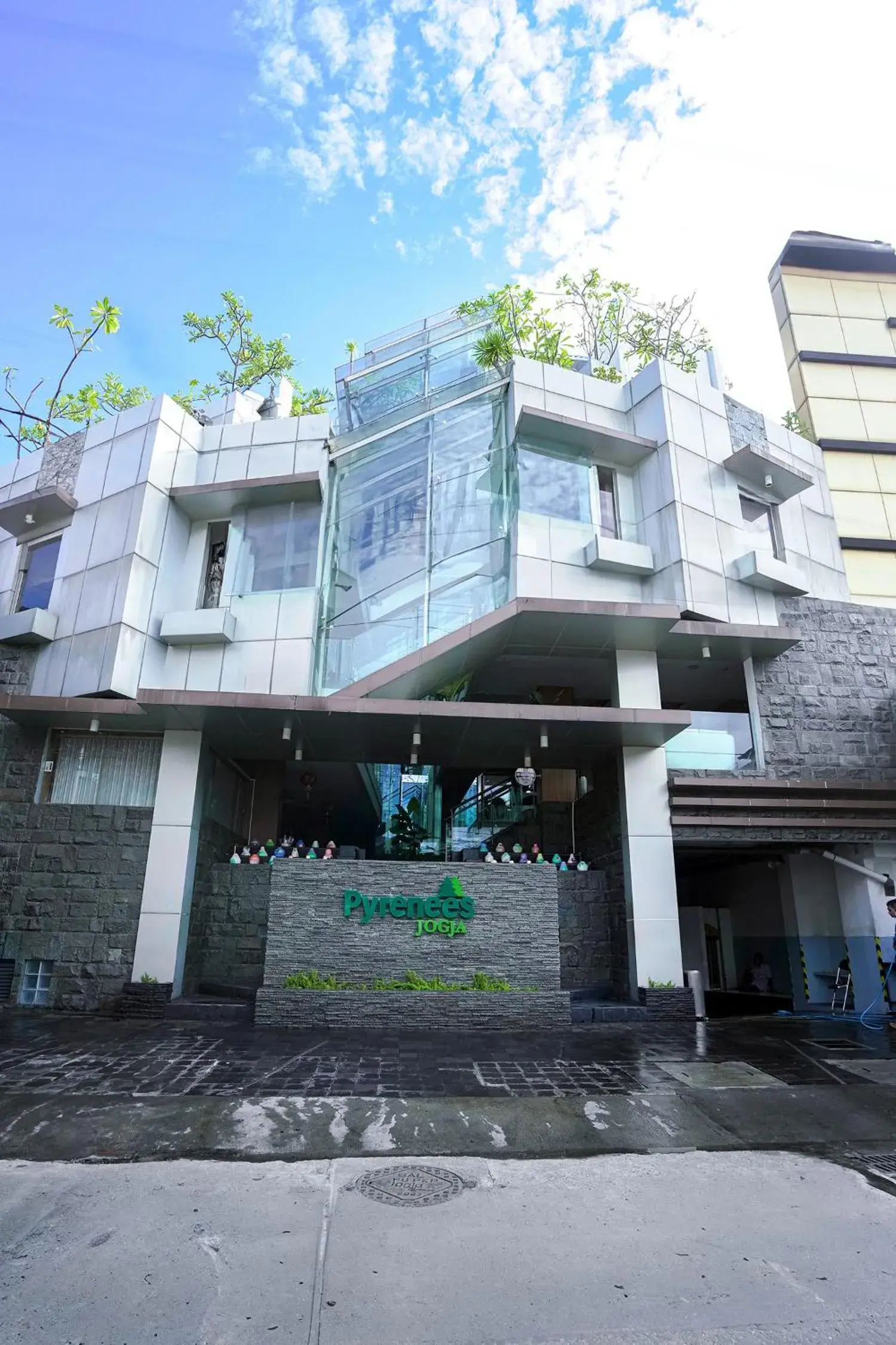 Property building in PYRENEES Malioboro Hotel Property building in PYRENEES Malioboro Hotel