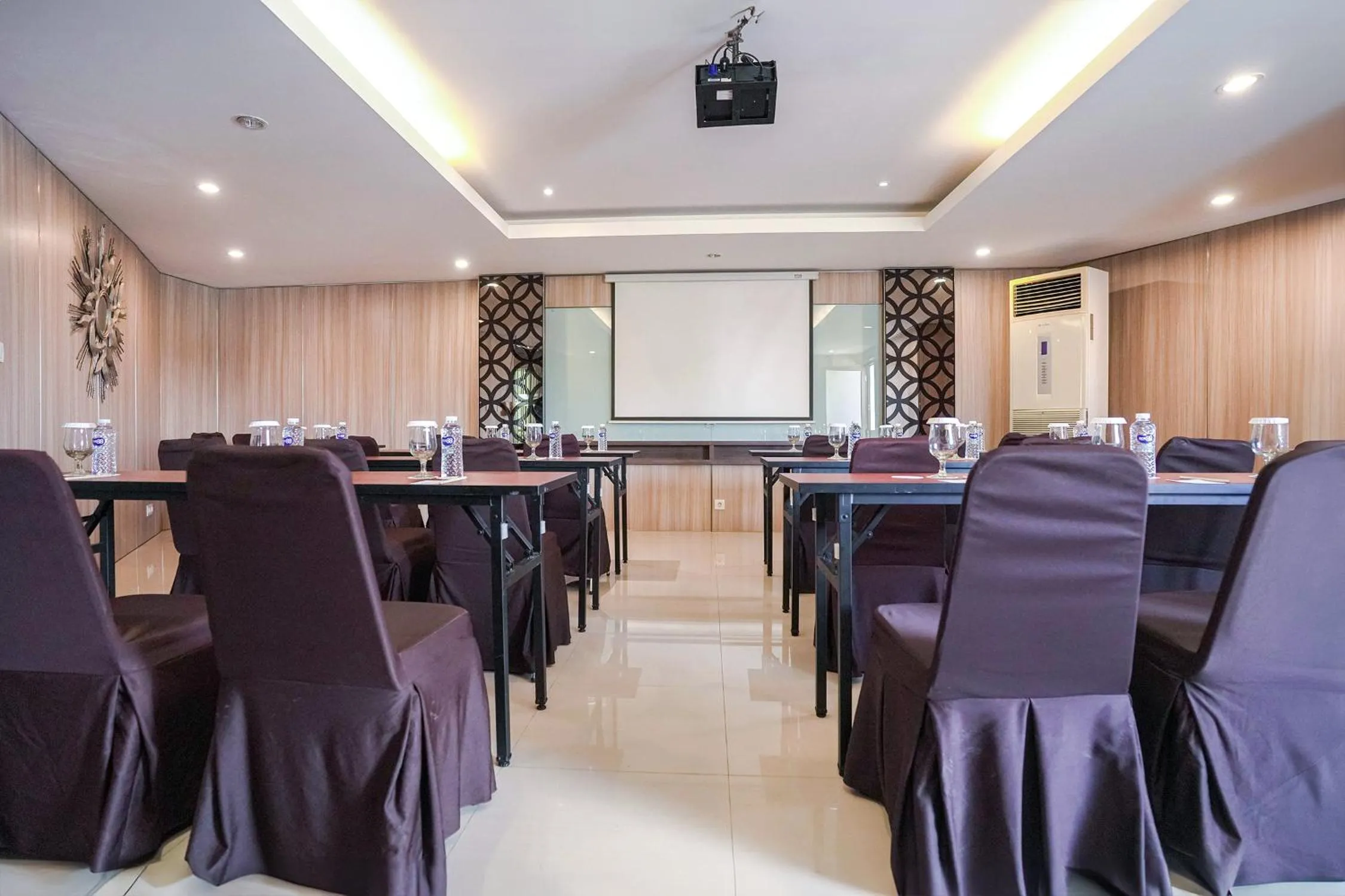 Meeting/conference room in PYRENEES Malioboro Hotel
