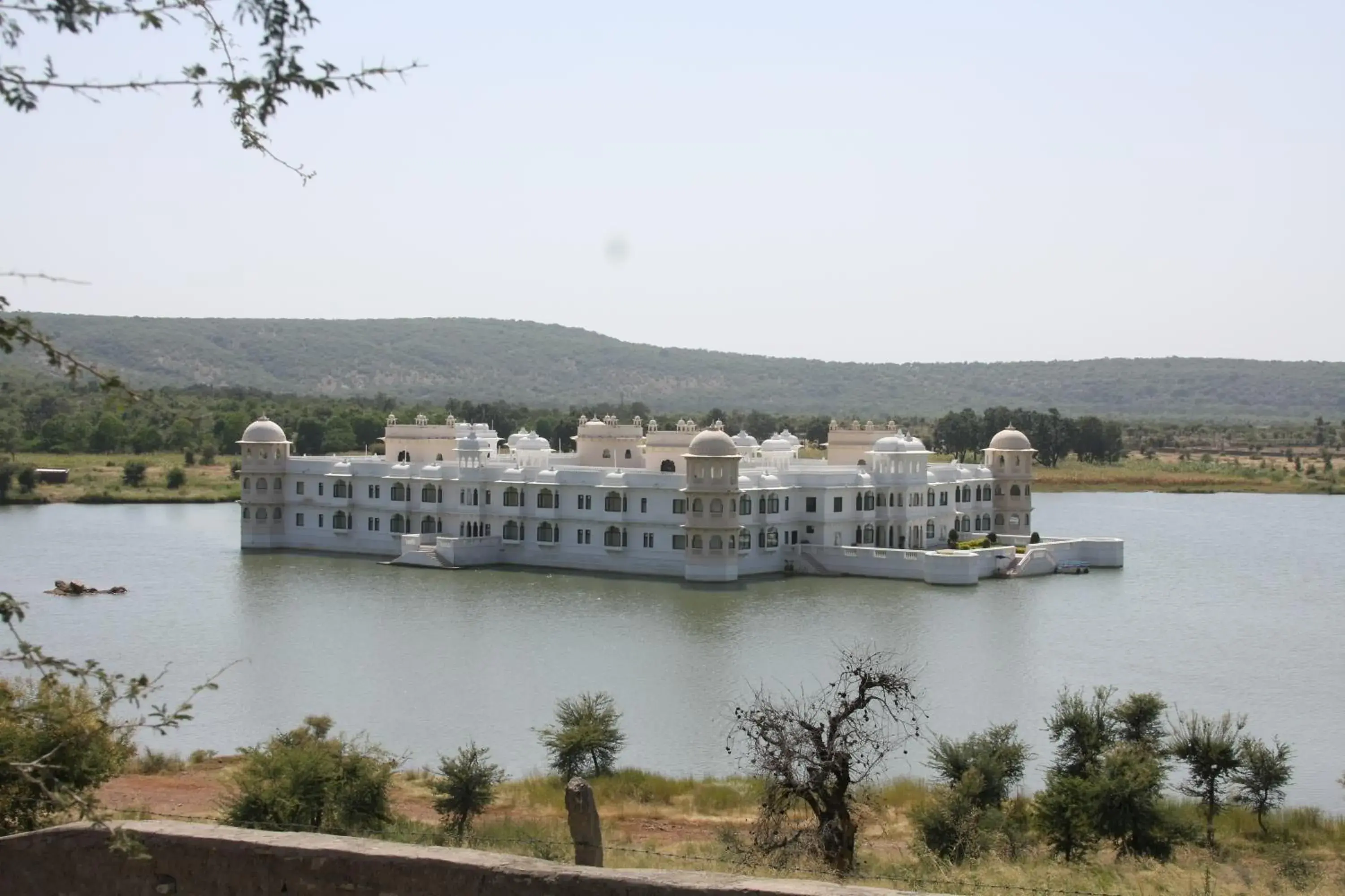 Facade/entrance in jüSTa Lake Nahargarh Palace, Chittorgarh Facade/entrance in jüSTa Lake Nahargarh Palace, Chittorgarh
