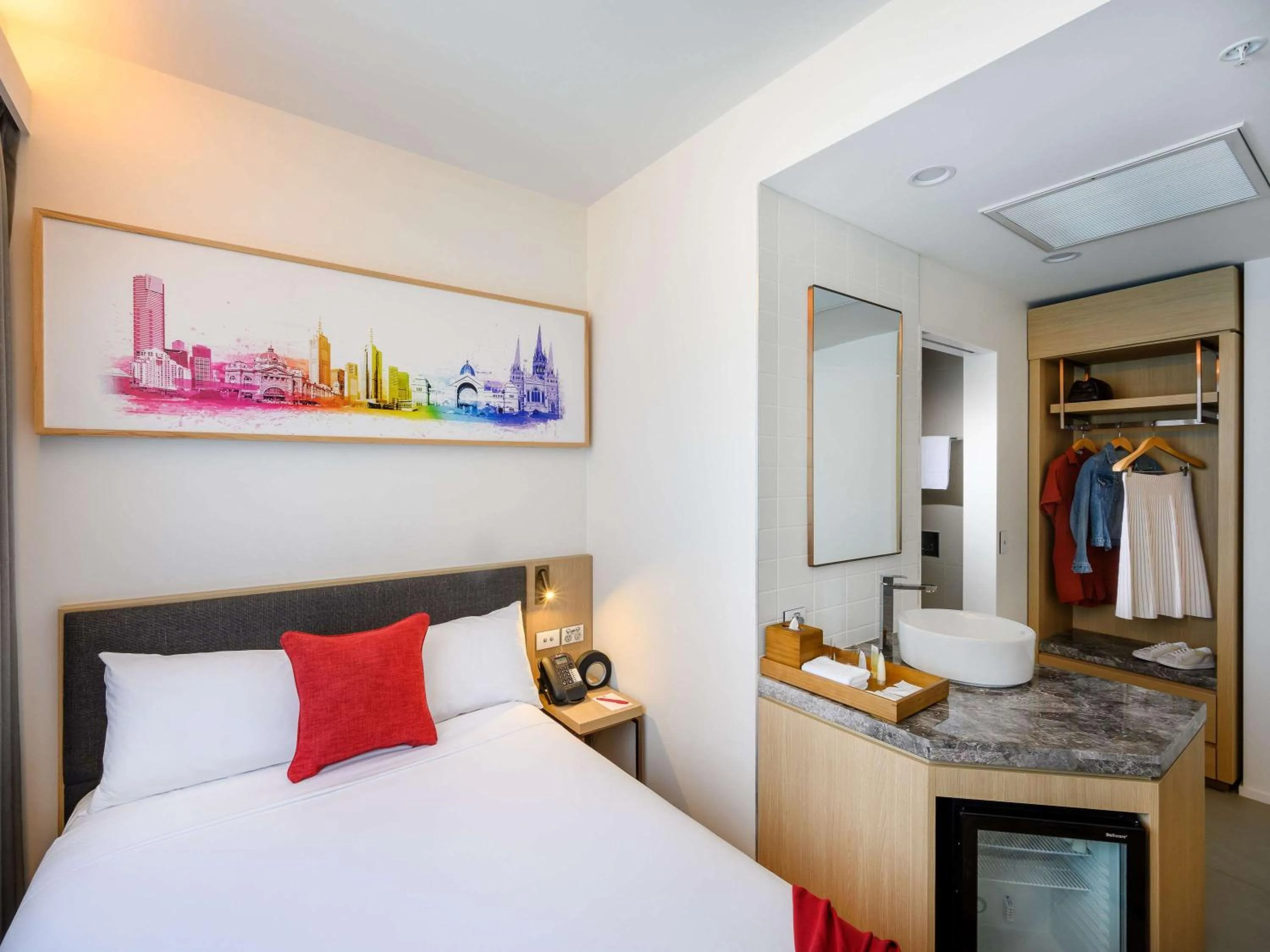 Photo of the whole room, Bed in ibis Melbourne Central