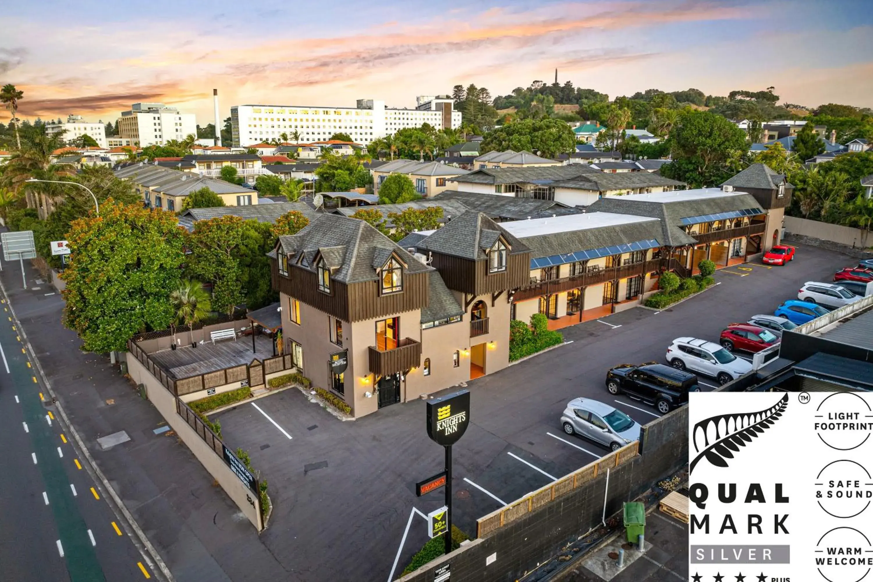 Property building in Knights Inn Property building in Knights Inn