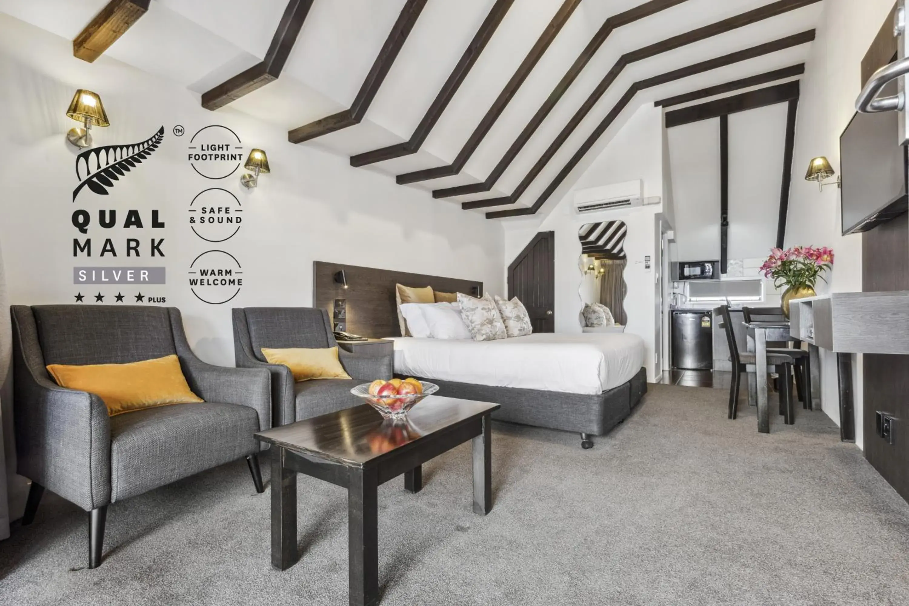 Bed in Knights Inn Bed in Knights Inn