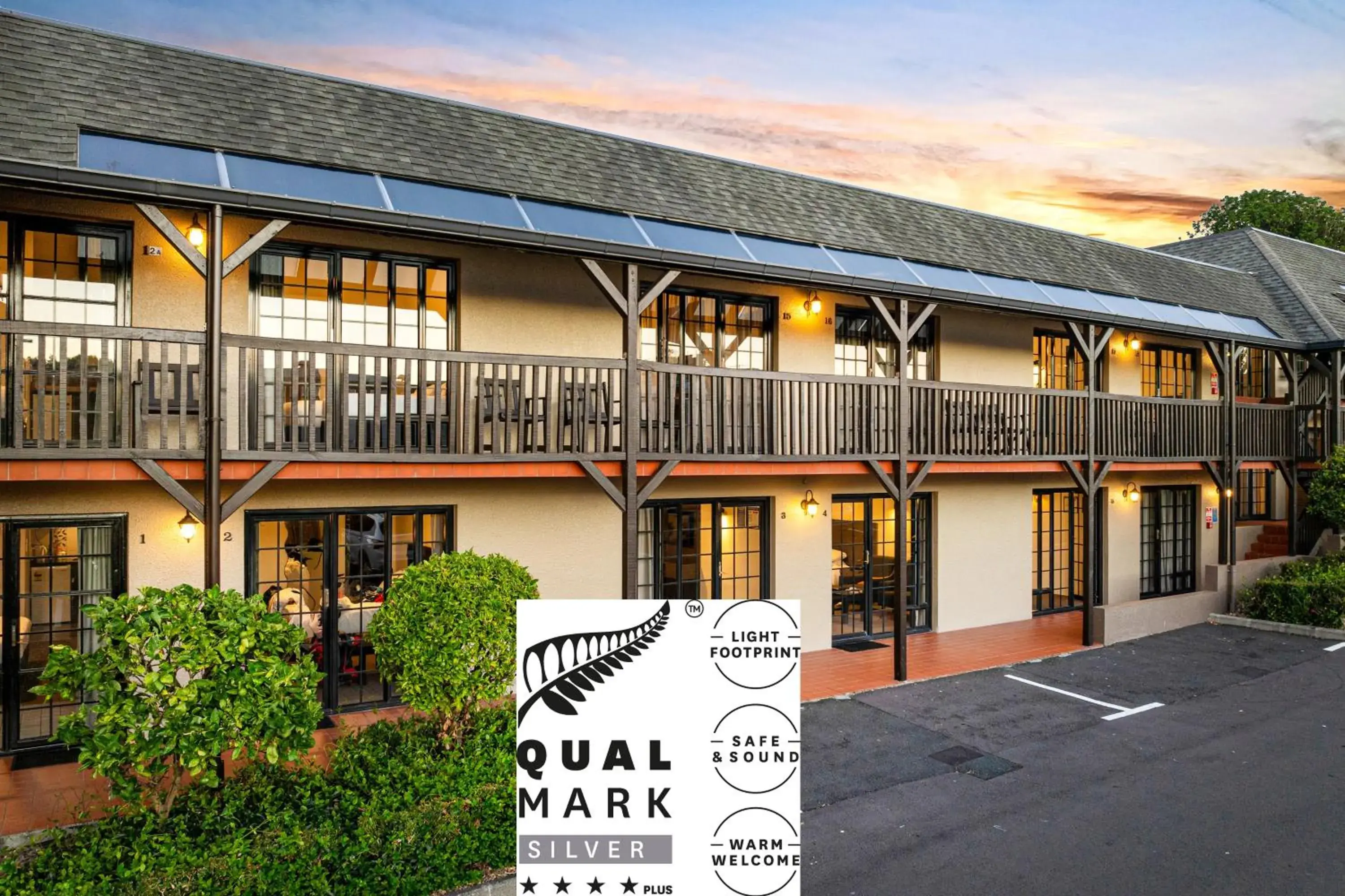 Property building in Knights Inn Property building in Knights Inn