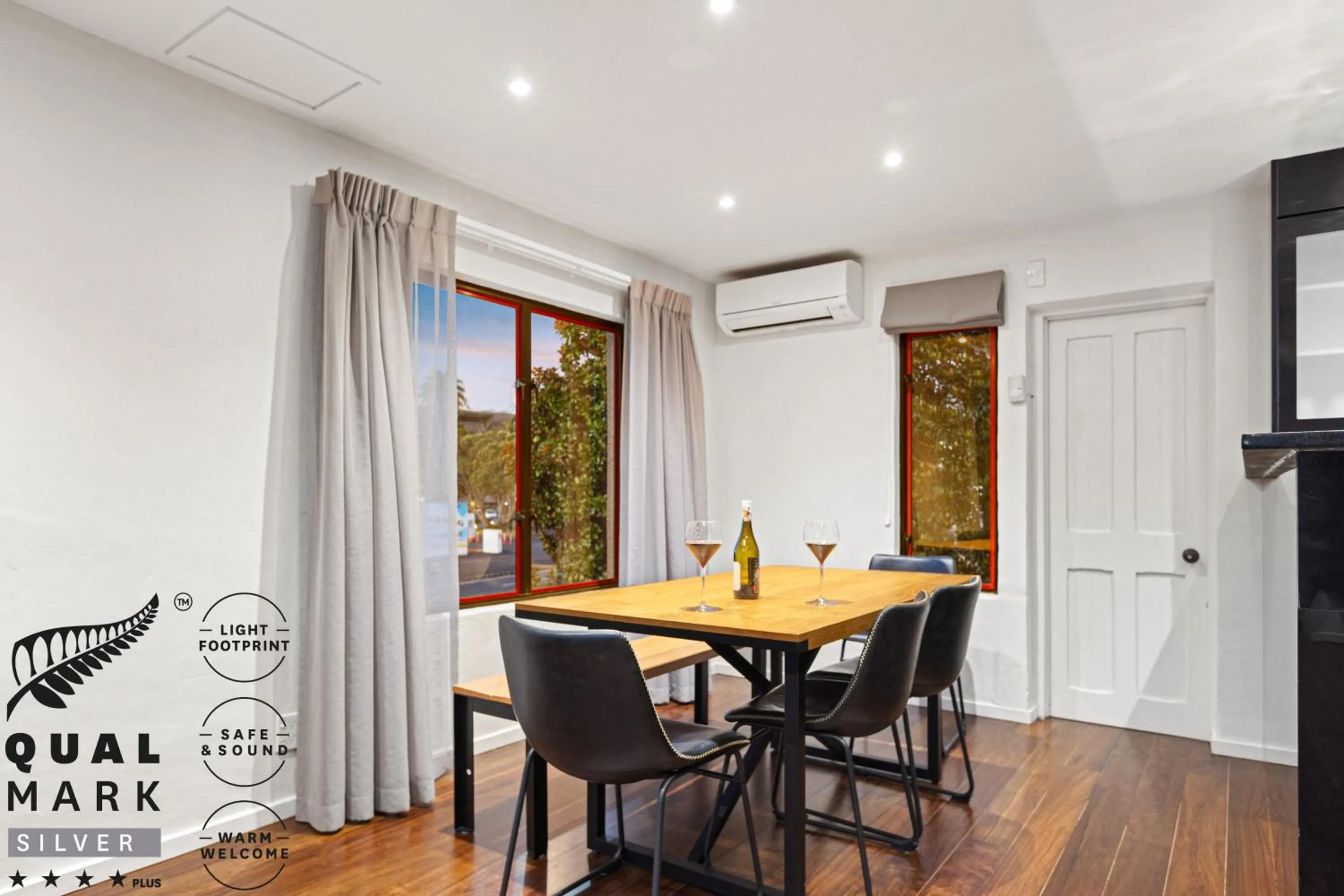 Dining area in Knights Inn