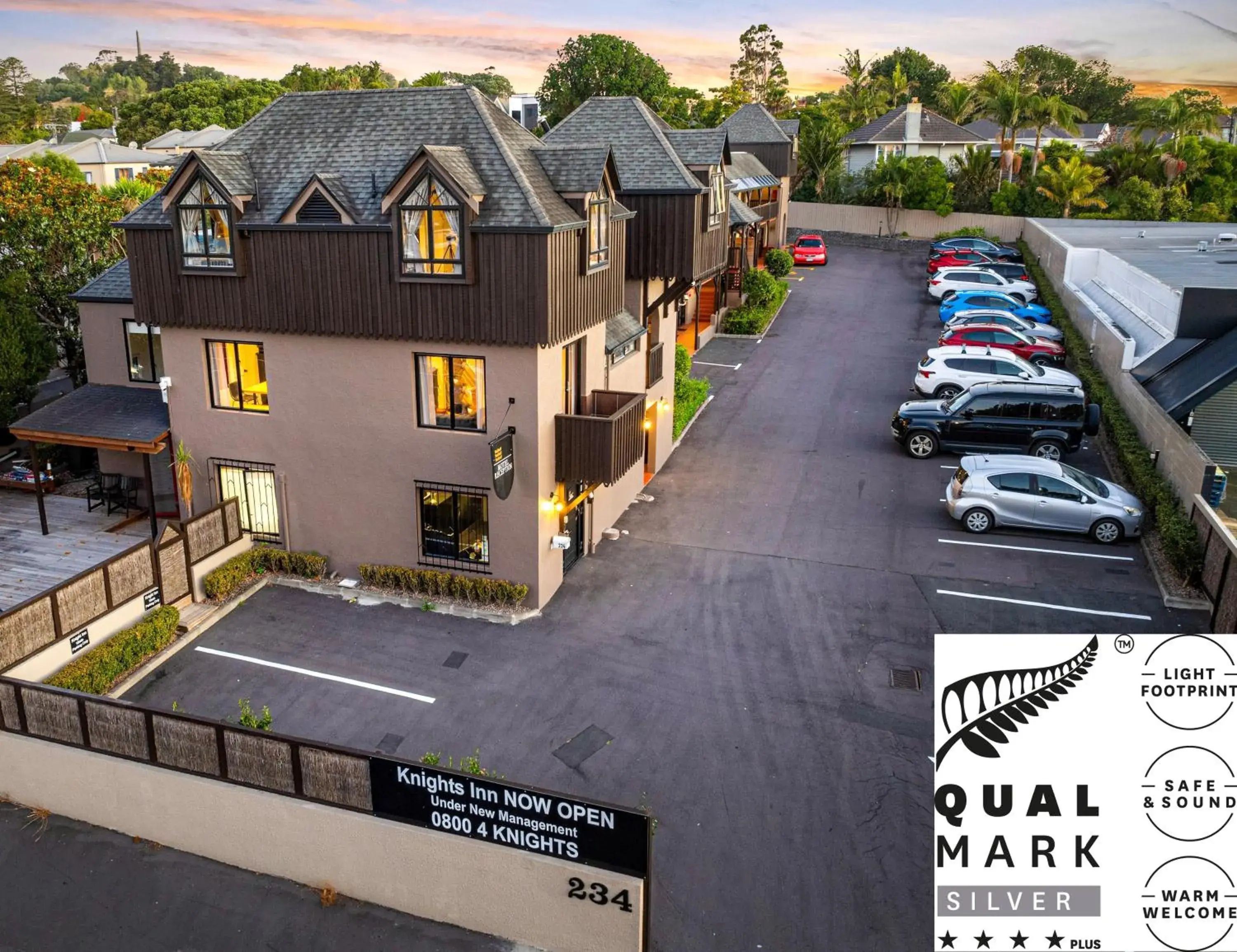 Property building in Knights Inn Property building in Knights Inn