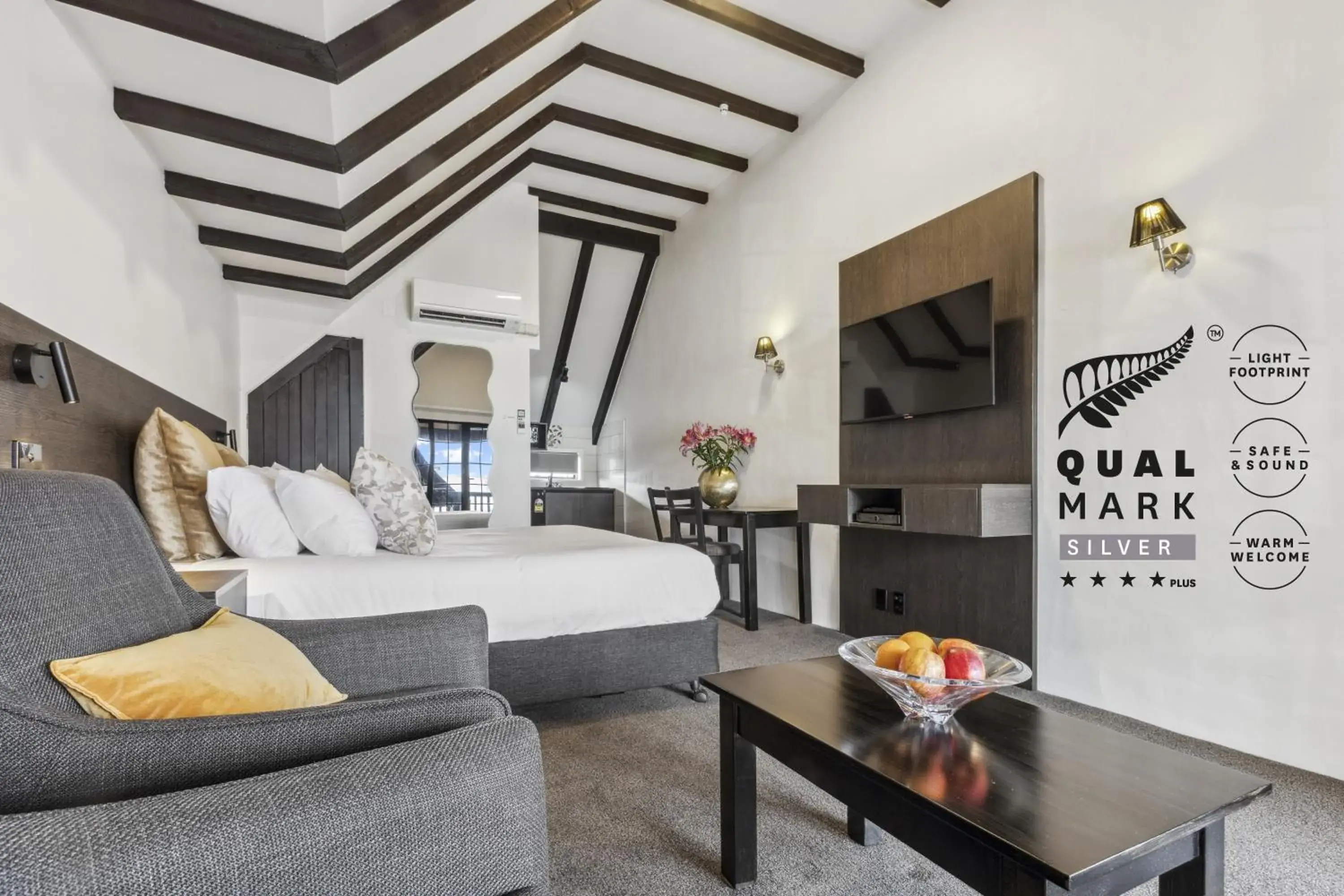 Bed in Knights Inn Bed in Knights Inn