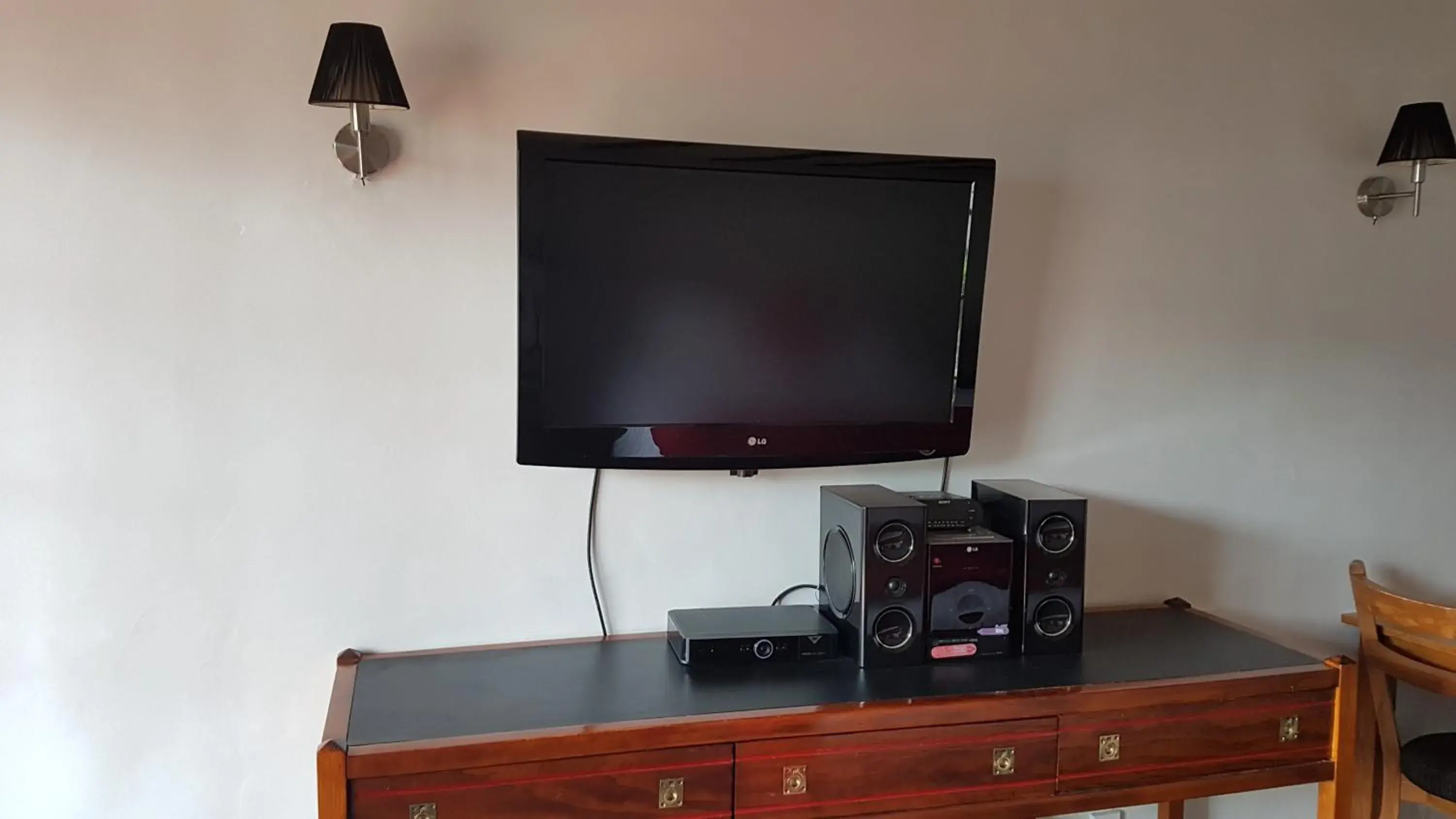 TV and multimedia, TV/Entertainment Center in Knights Inn
