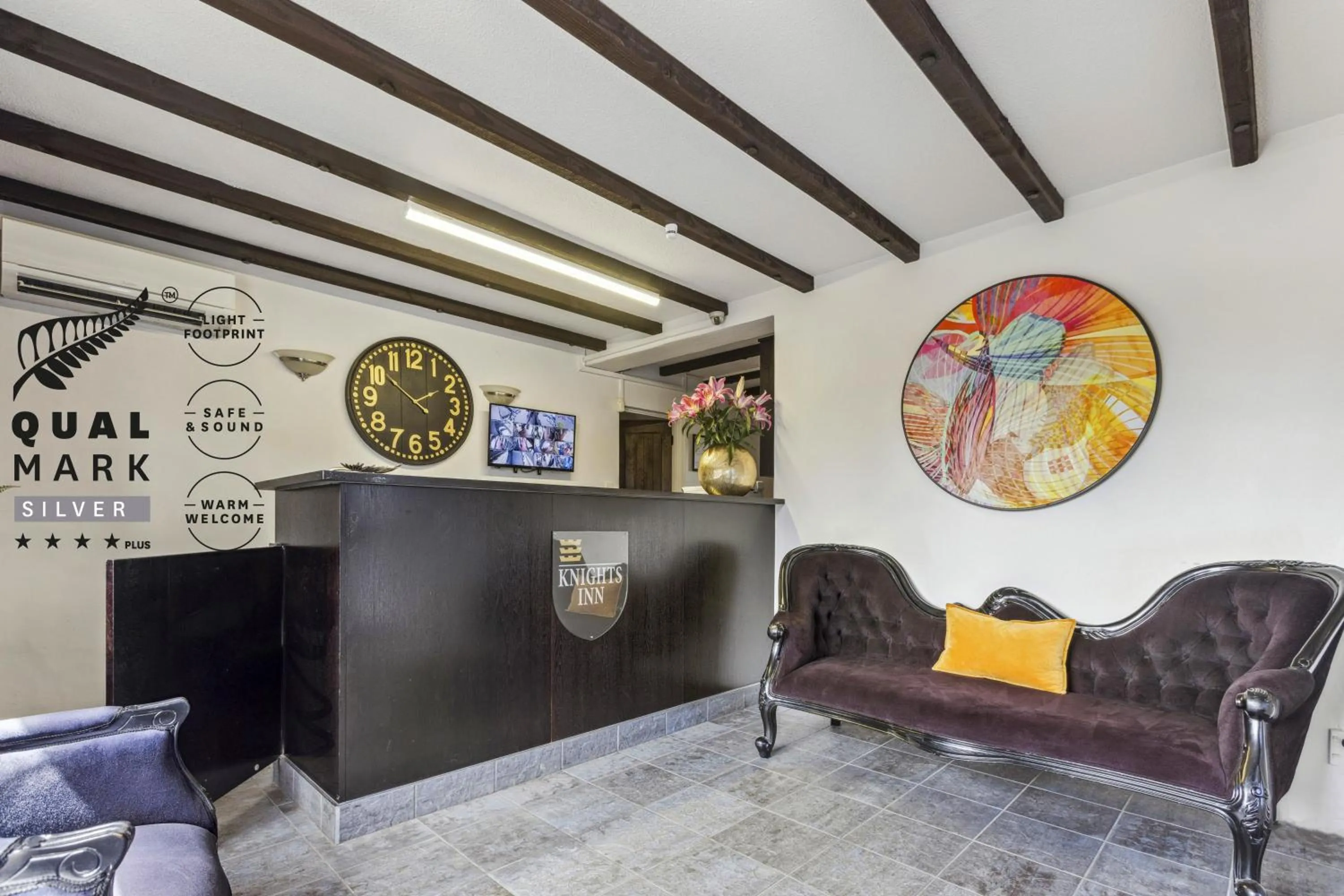 concierge in Knights Inn