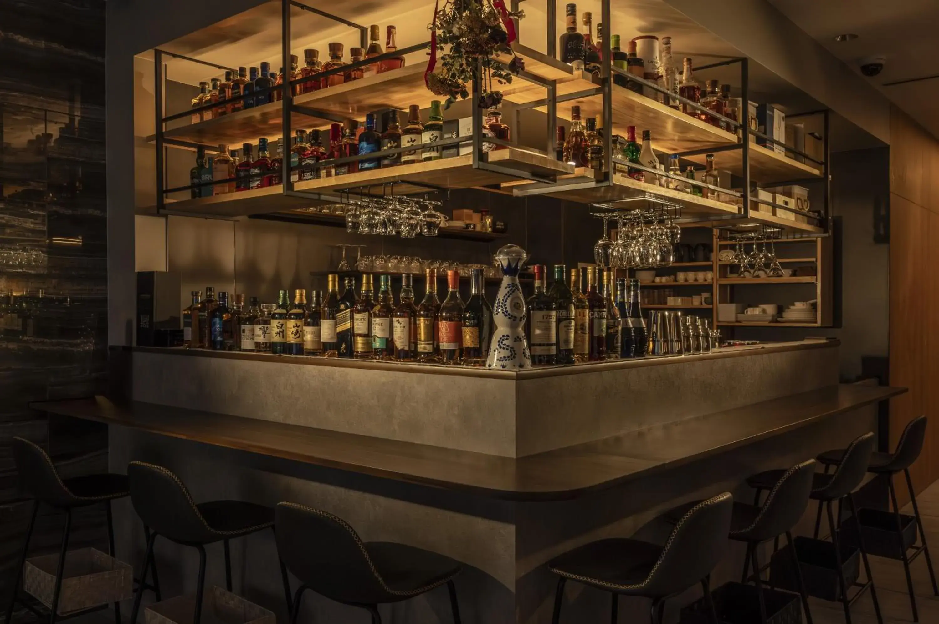 Lounge or bar in Kyoto Shijo Takakura Hotel Grandereverie Lounge or bar in Kyoto Shijo Takakura Hotel Grandereverie