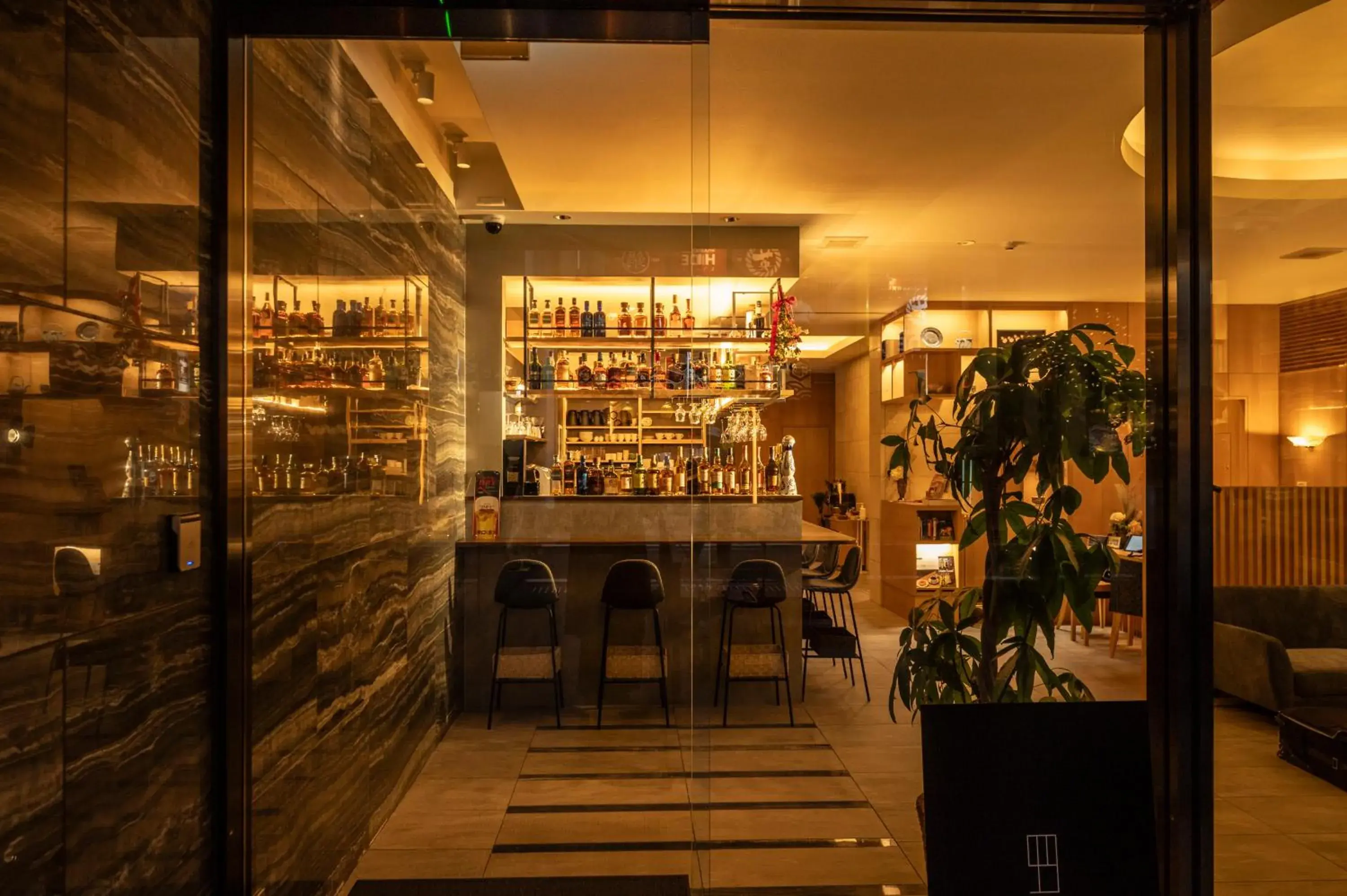 Lounge or bar in Kyoto Shijo Takakura Hotel Grandereverie Lounge or bar in Kyoto Shijo Takakura Hotel Grandereverie