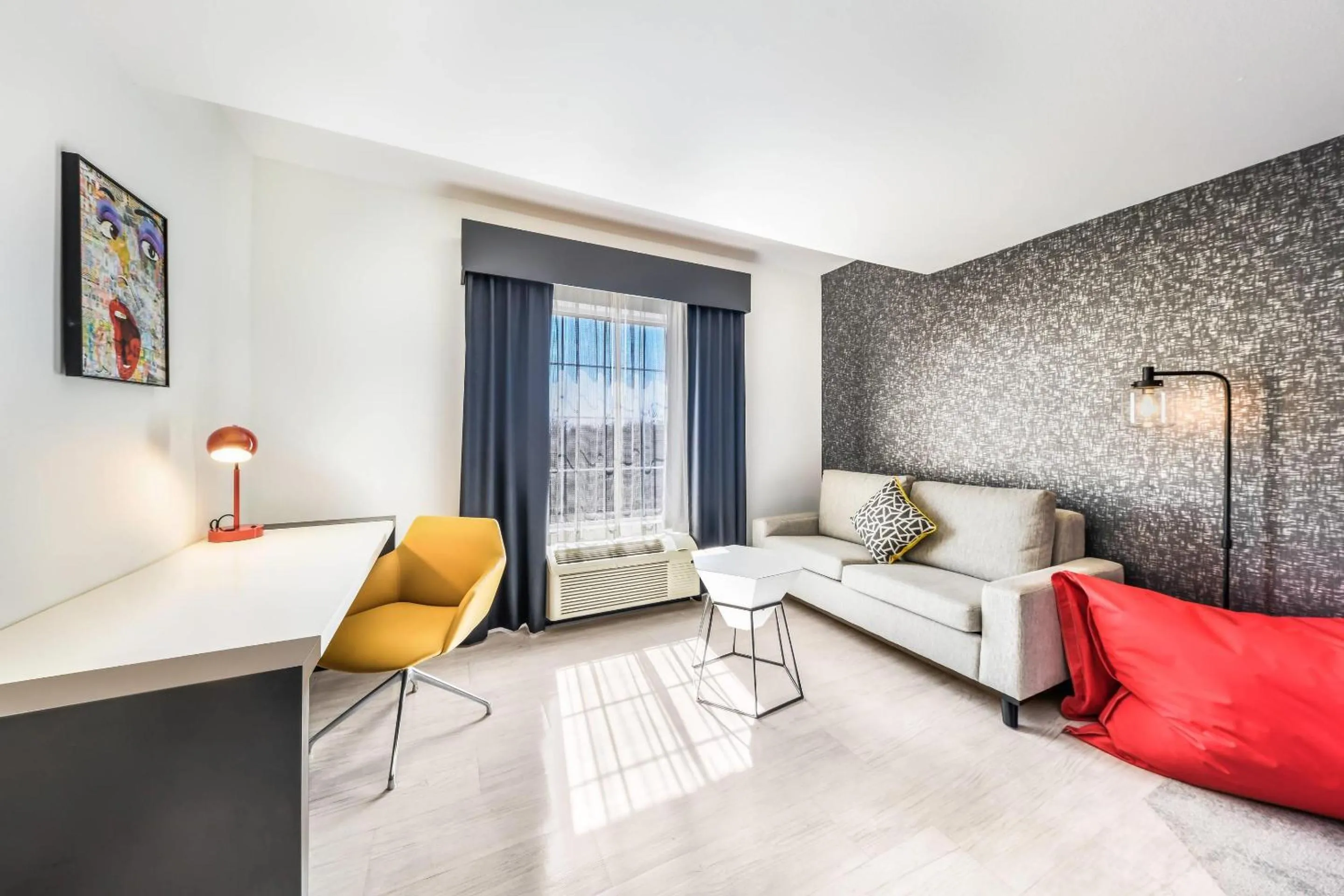 Bedroom in Hy-Lo Hotel, an Ascend Collection Hotel