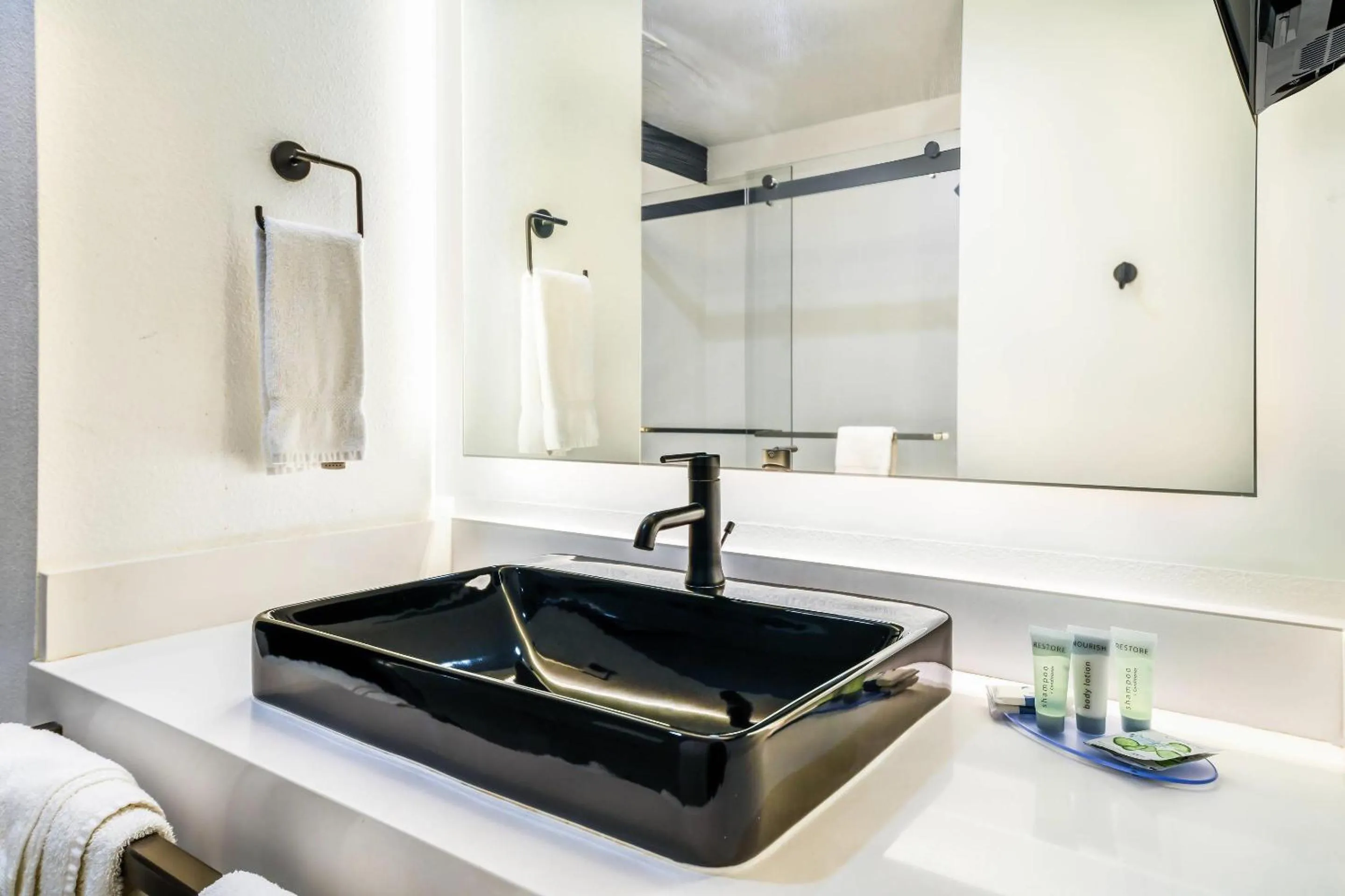 Bedroom in Hy-Lo Hotel, an Ascend Collection Hotel