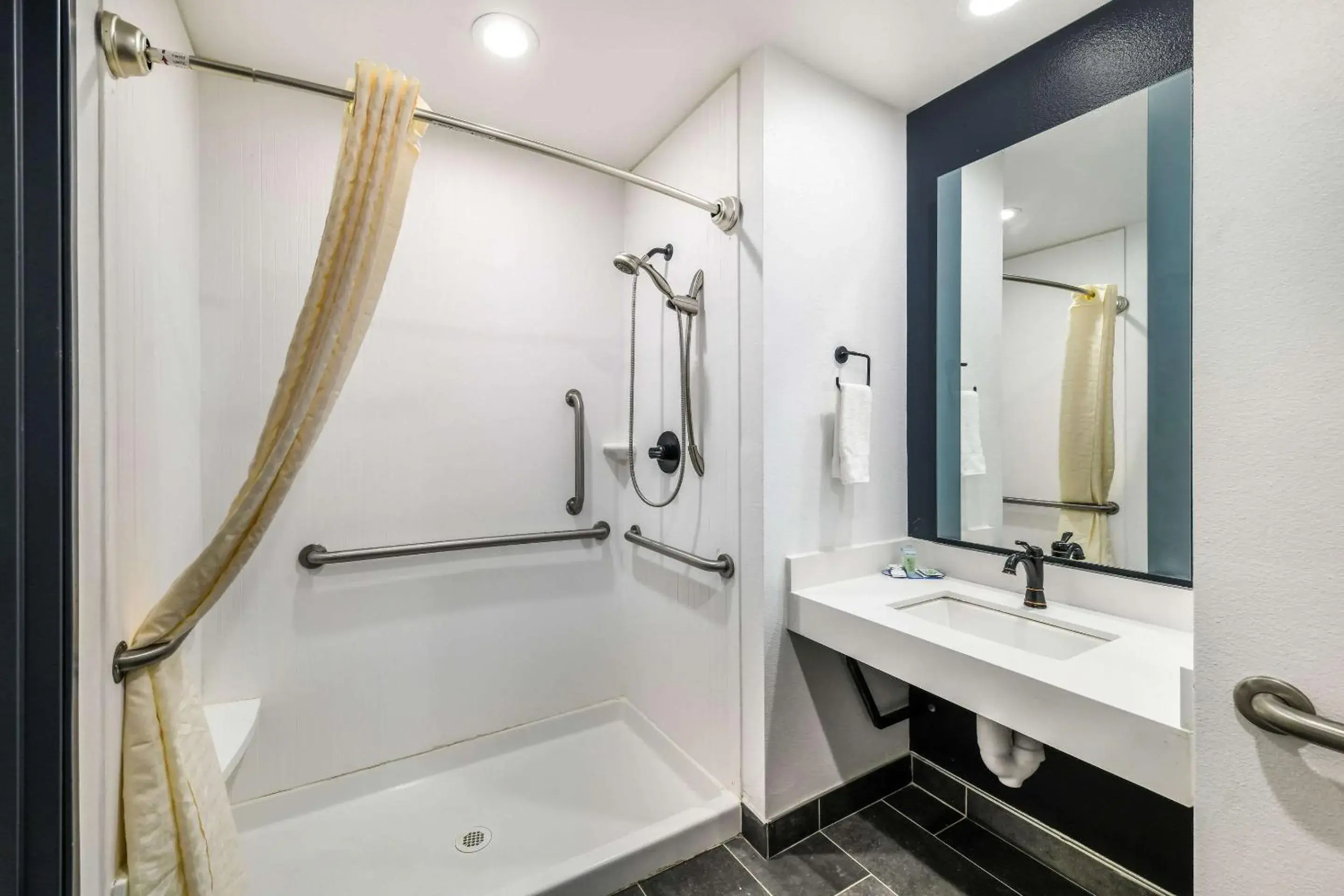 Bedroom in Hy-Lo Hotel, an Ascend Collection Hotel Bedroom in Hy-Lo Hotel, an Ascend Collection Hotel