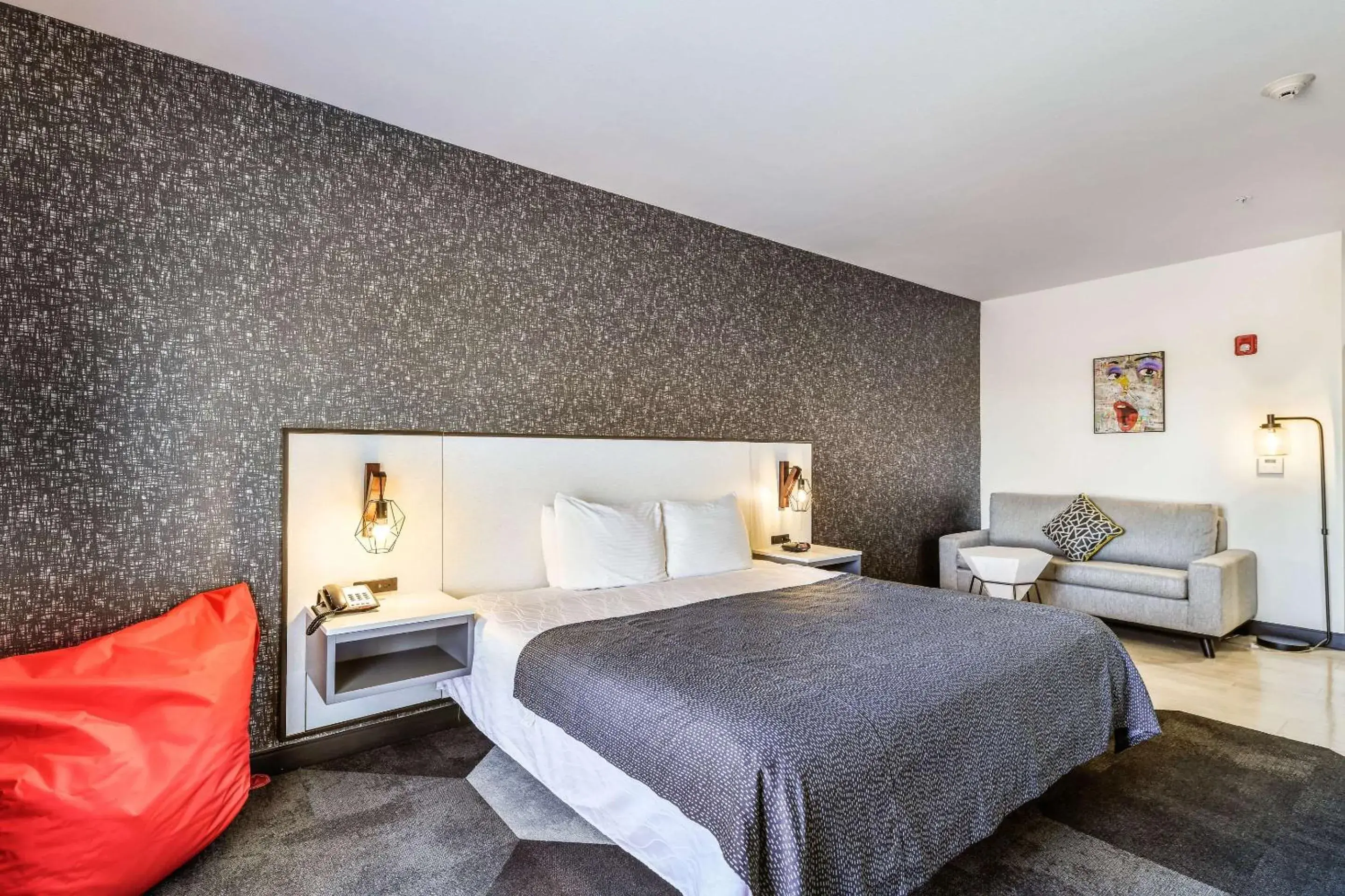 Bedroom, Bed in Hy-Lo Hotel, an Ascend Collection Hotel Bedroom, Bed in Hy-Lo Hotel, an Ascend Collection Hotel