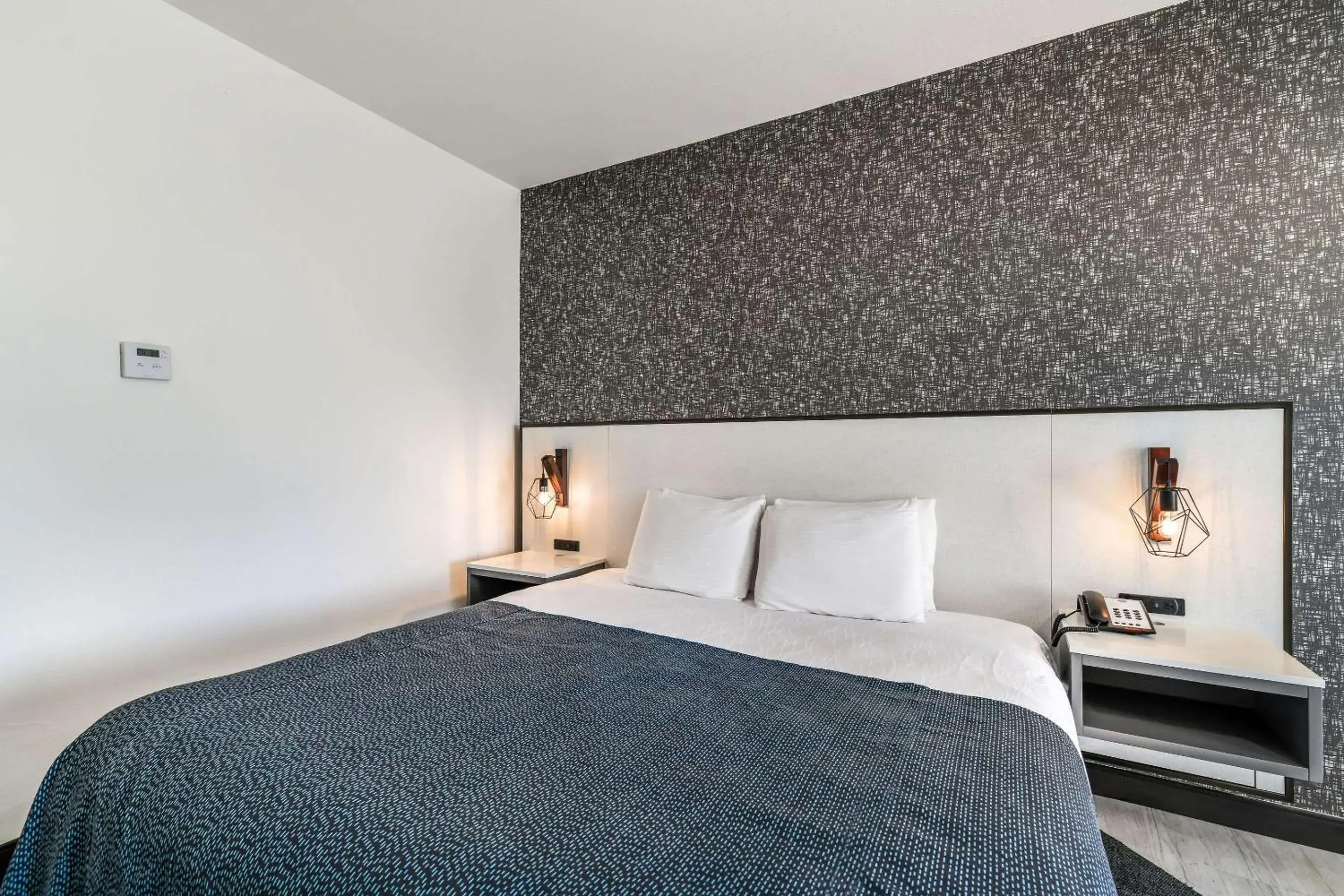 Bedroom, Bed in Hy-Lo Hotel, an Ascend Collection Hotel Bedroom, Bed in Hy-Lo Hotel, an Ascend Collection Hotel