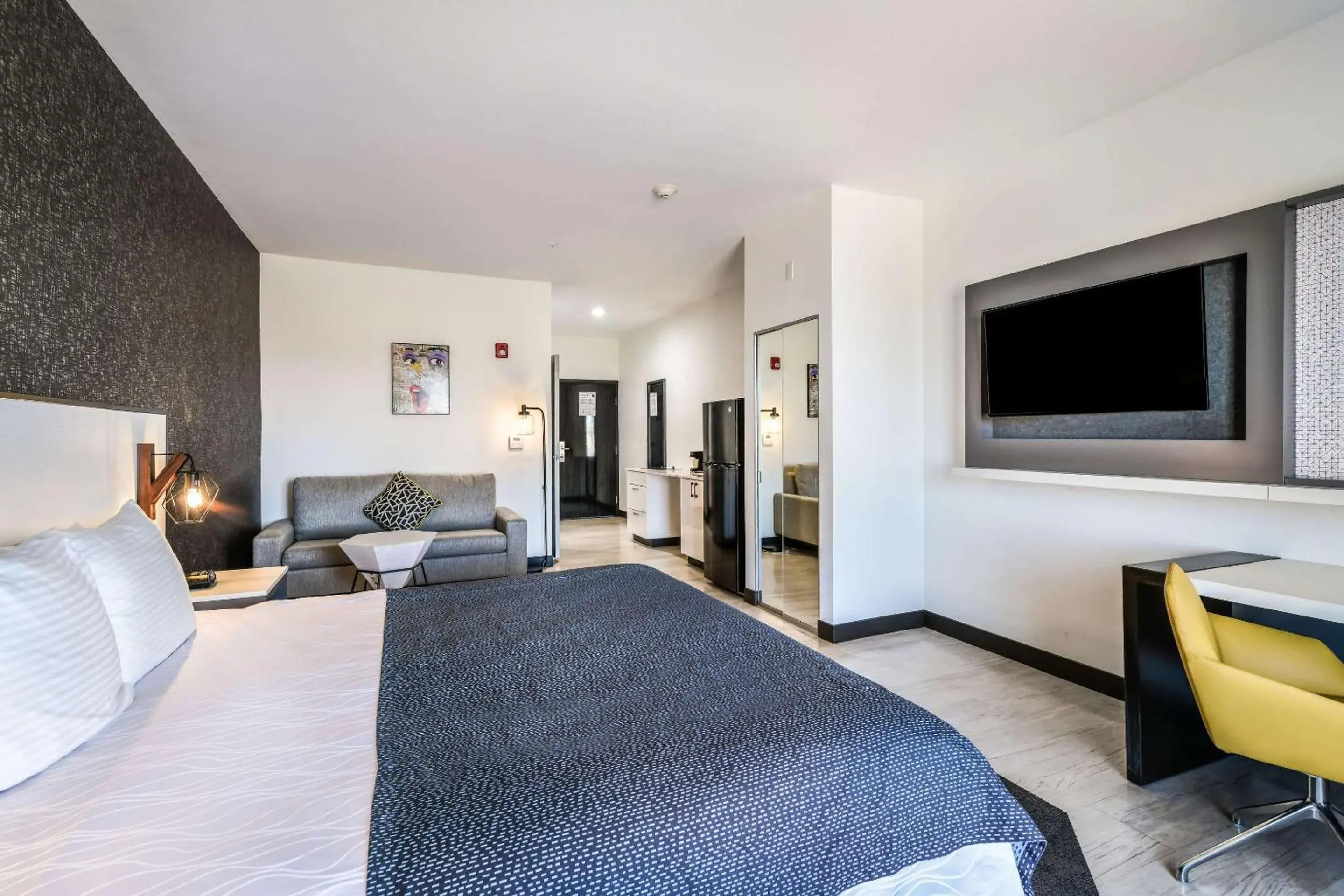 Bedroom, Bed in Hy-Lo Hotel, an Ascend Collection Hotel Bedroom, Bed in Hy-Lo Hotel, an Ascend Collection Hotel