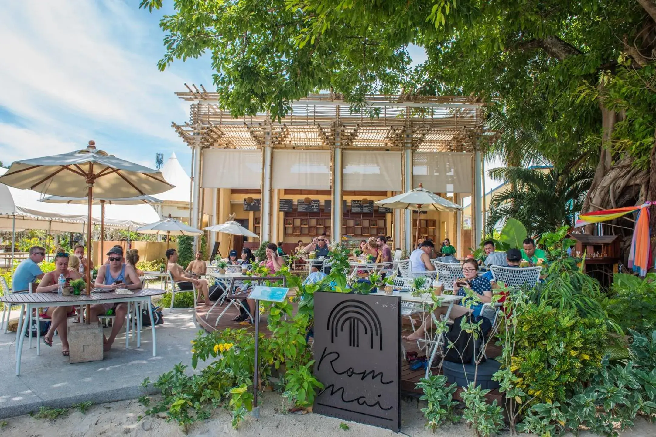 Lounge or bar in PP Charlie Beach Resort Lounge or bar in PP Charlie Beach Resort