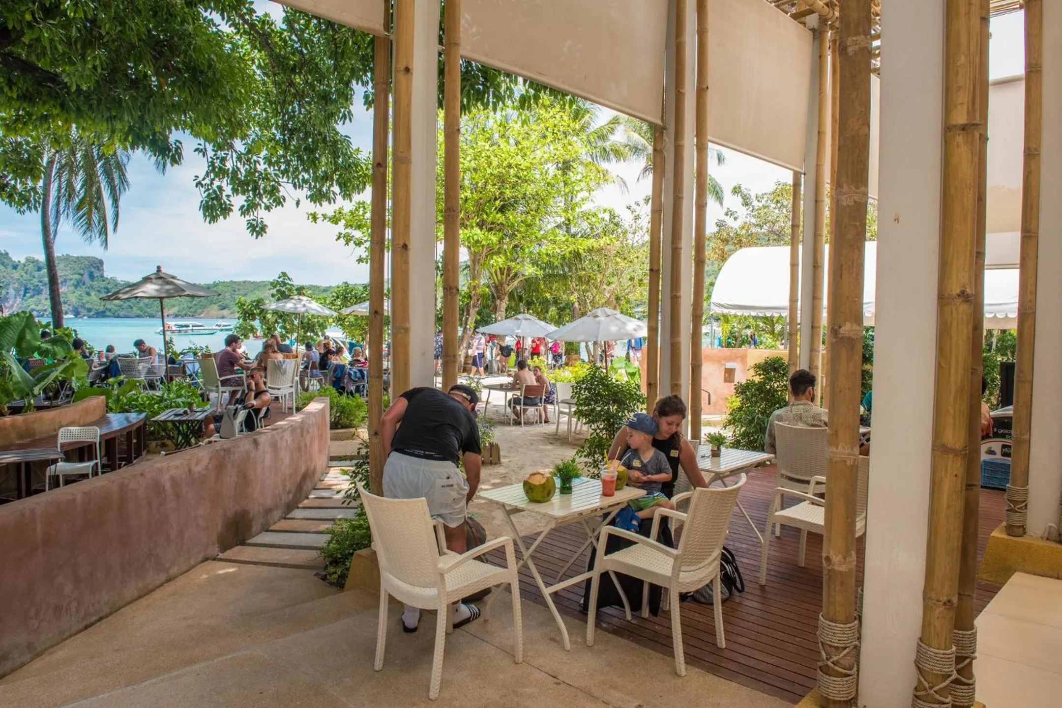 Lounge or bar in PP Charlie Beach Resort