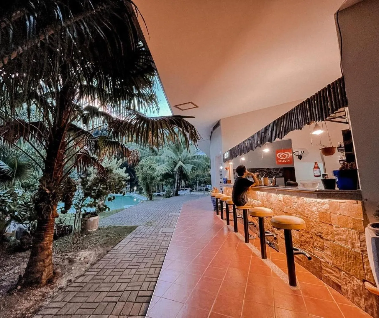 Restaurant/places to eat in Meili Beach Resort