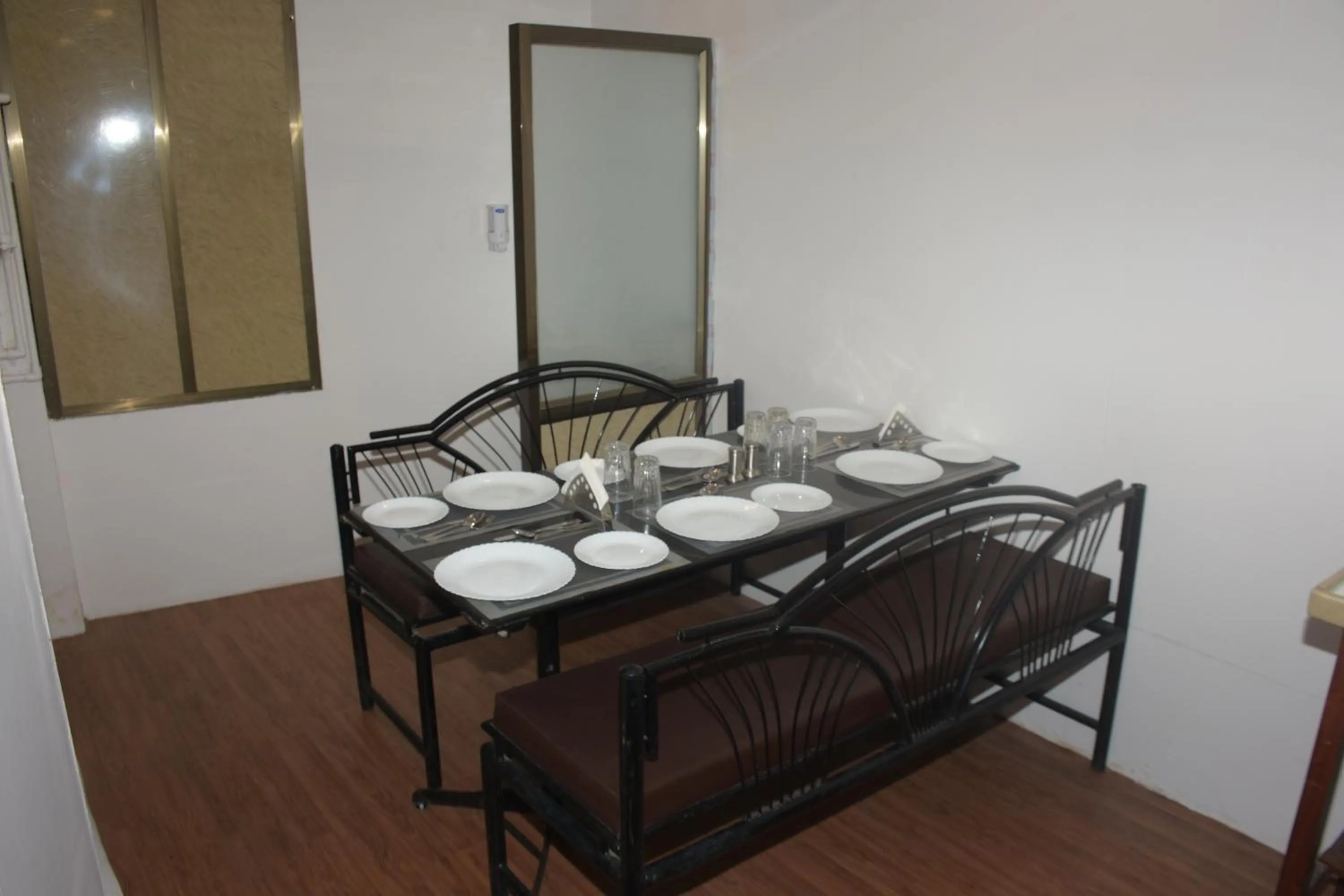 Restaurant/places to eat, Bed in The Leef Inn 500ms from Nakki Lake