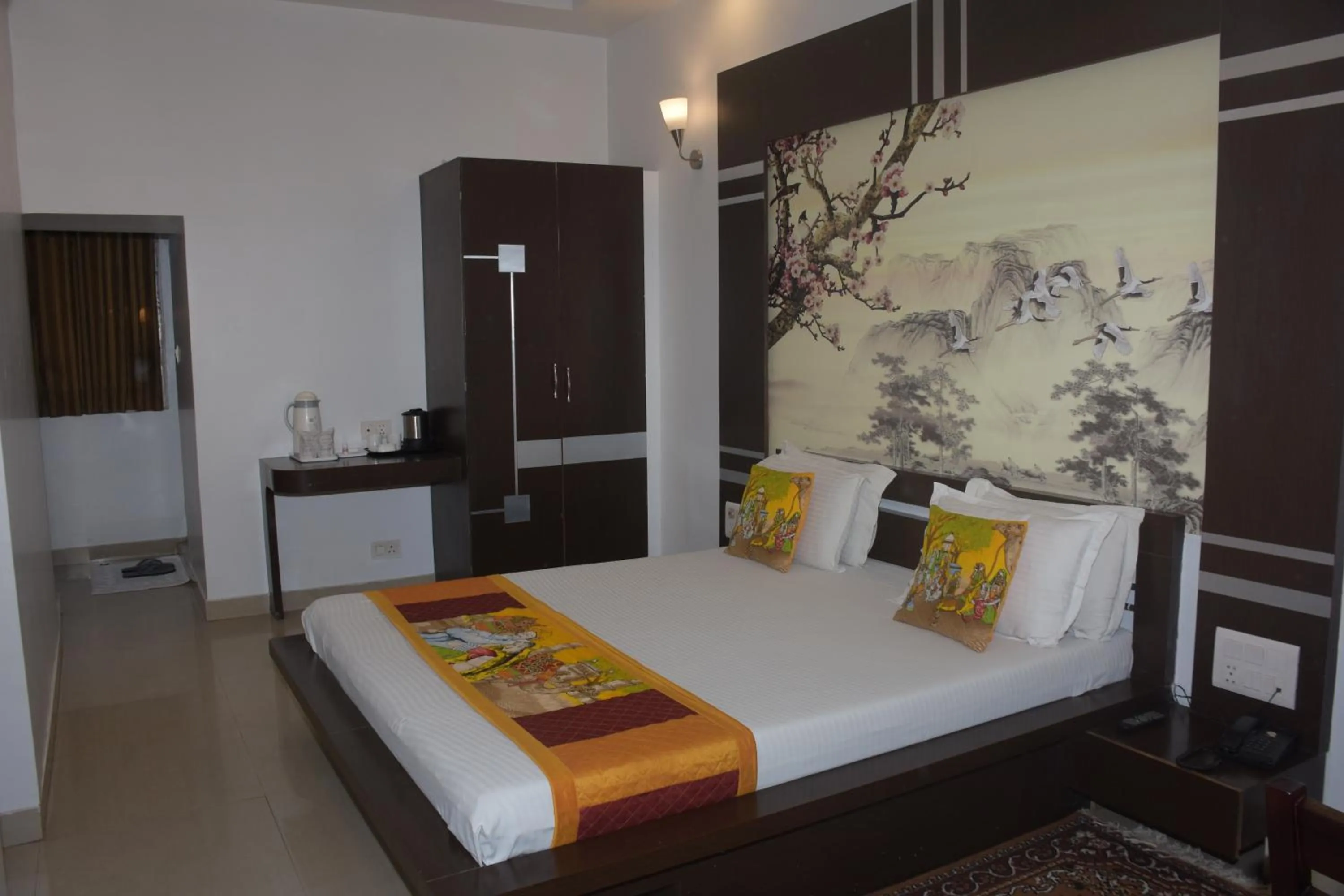 Bed in The Leef Inn 500ms from Nakki Lake