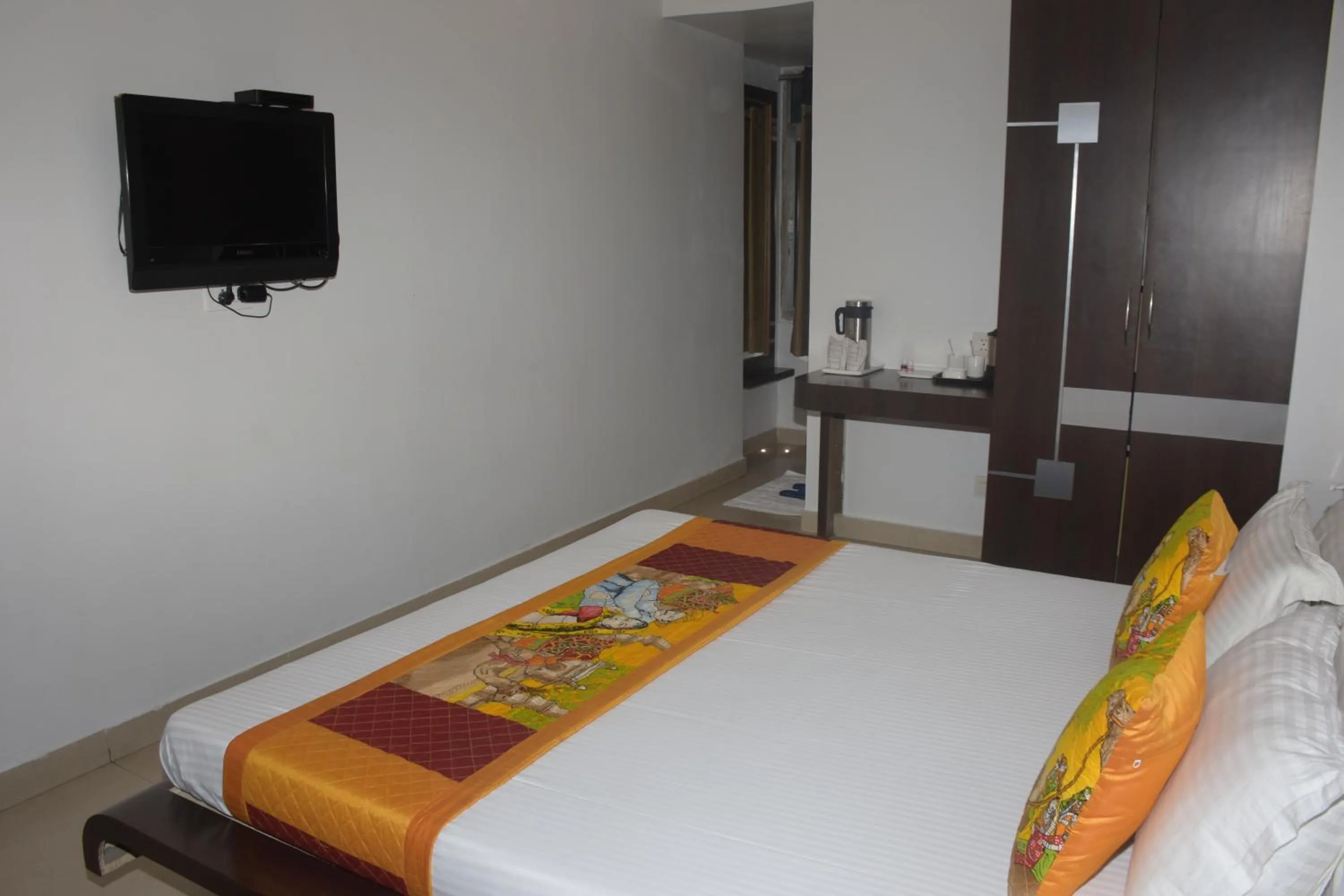 Photo of the whole room, Bed in The Leef Inn 500ms from Nakki Lake